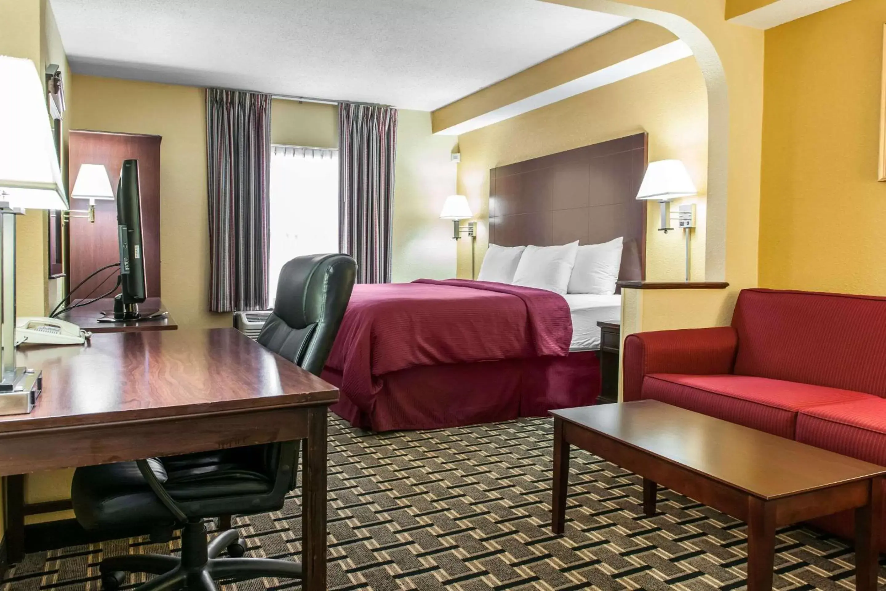 Photo of the whole room, Seating Area in Clarion Inn & Suites Northwest