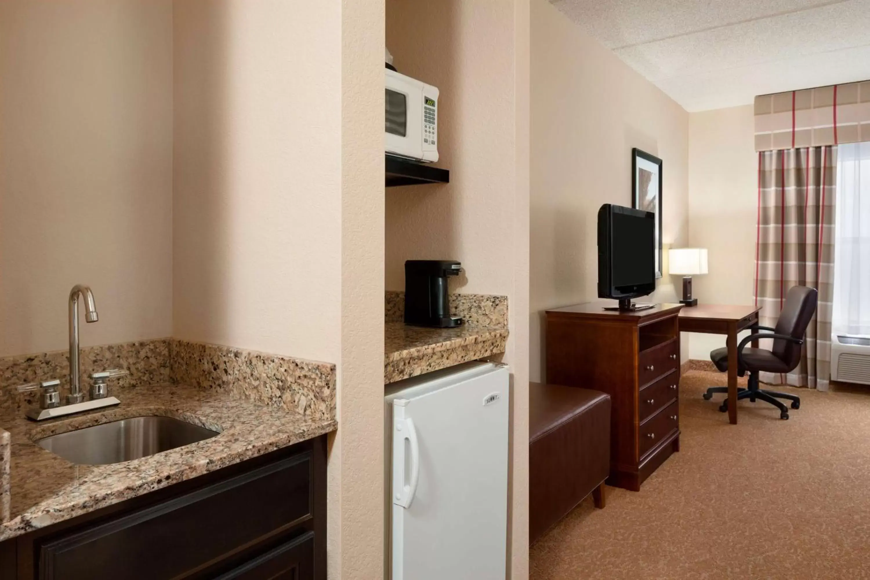 Photo of the whole room, Kitchen/Kitchenette in Country Inn & Suites by Radisson, Anderson, SC