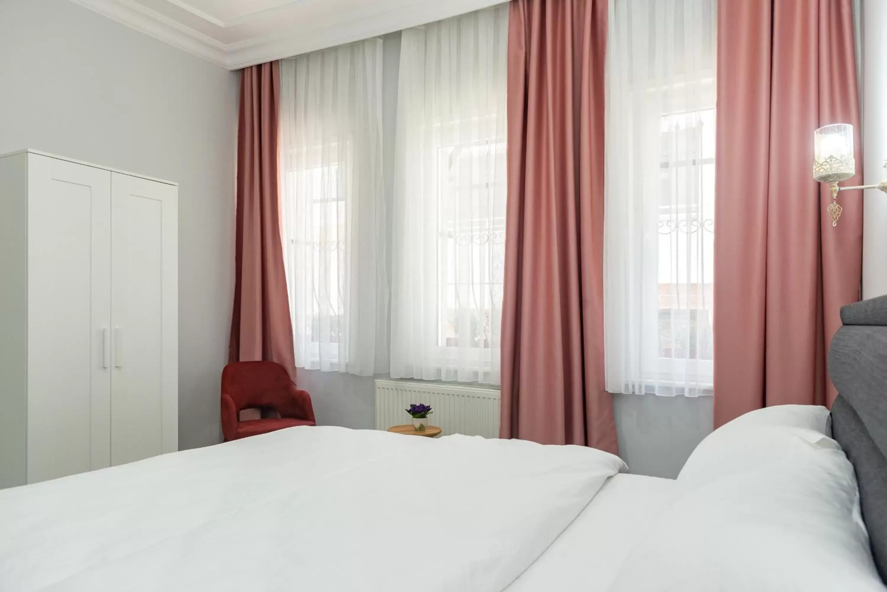 Bedroom, Bed in Dualis Hotel