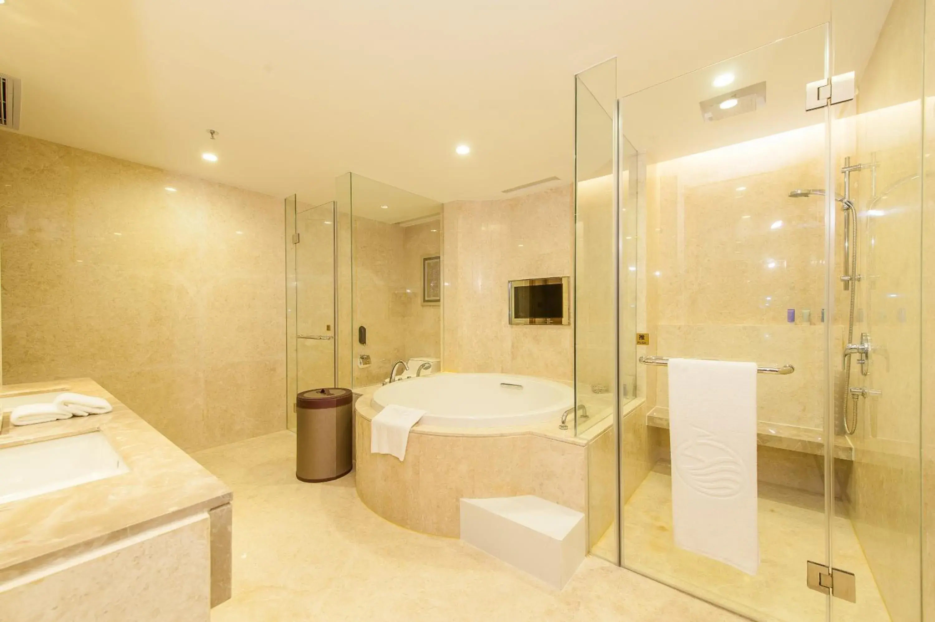 Hot Tub, Bathroom in Mission Hills Hotel Resorts Shenzhen