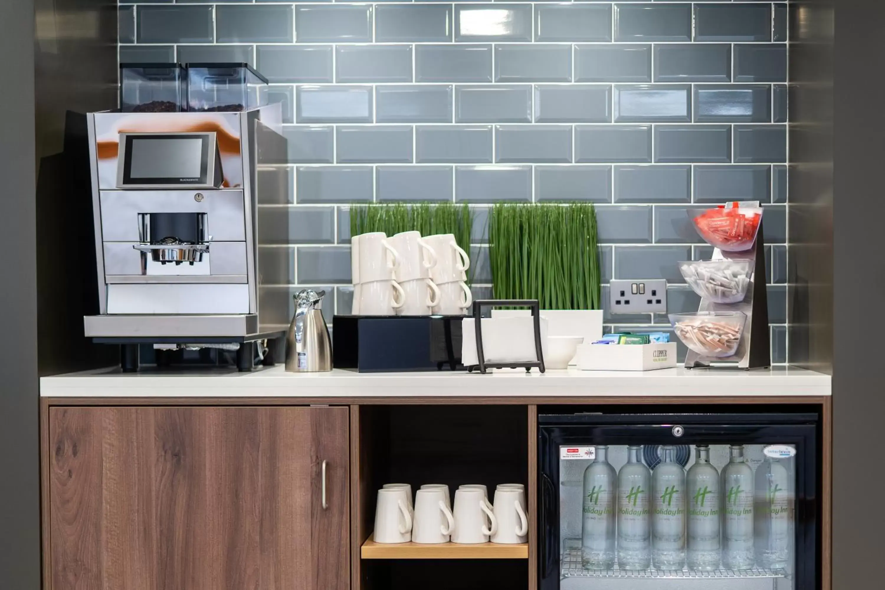 Coffee/tea facilities, Kitchen/Kitchenette in Holiday Inn Gloucester - Cheltenham, an IHG Hotel