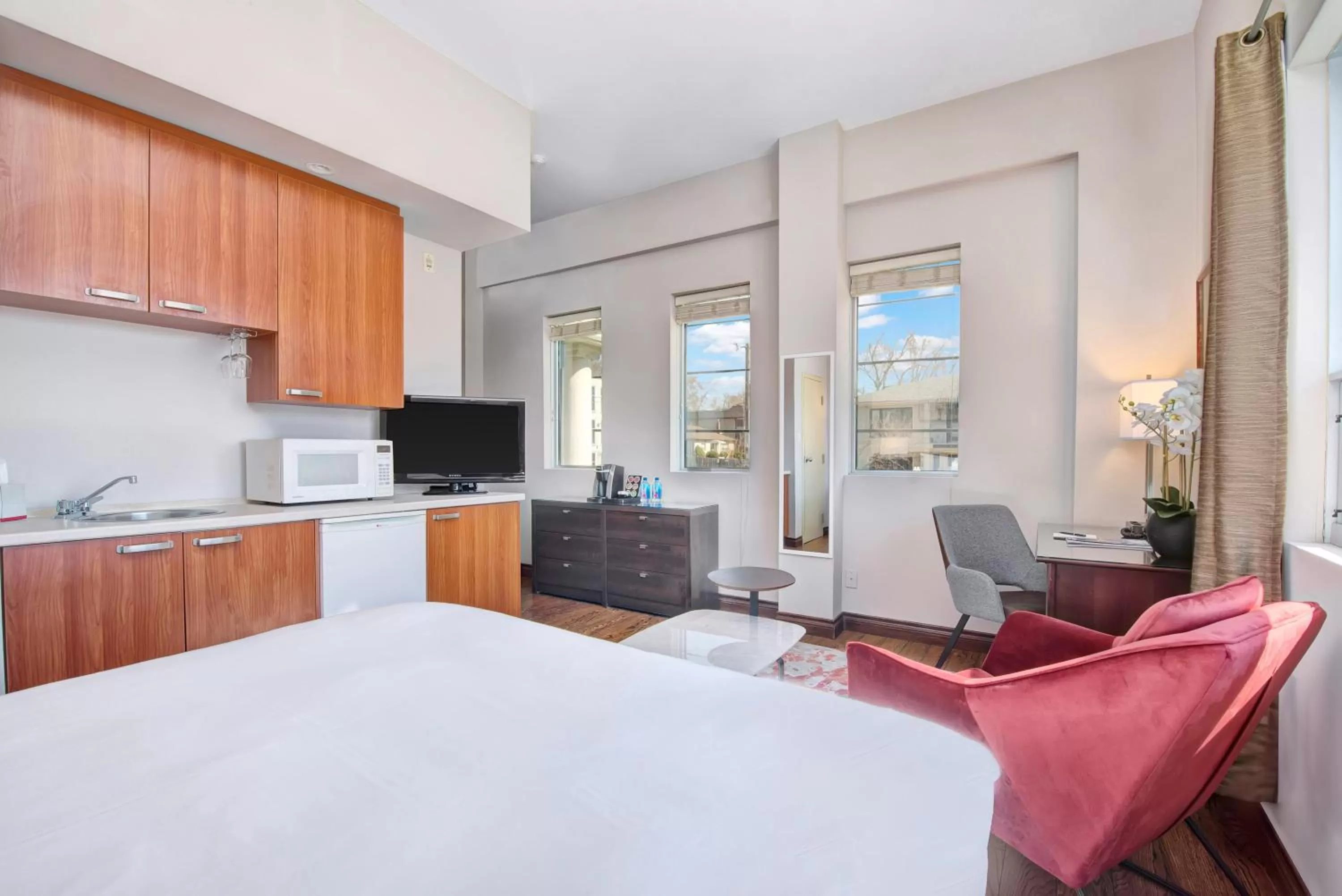 Photo of the whole room, Bed in Willowdale Hotel Toronto North York