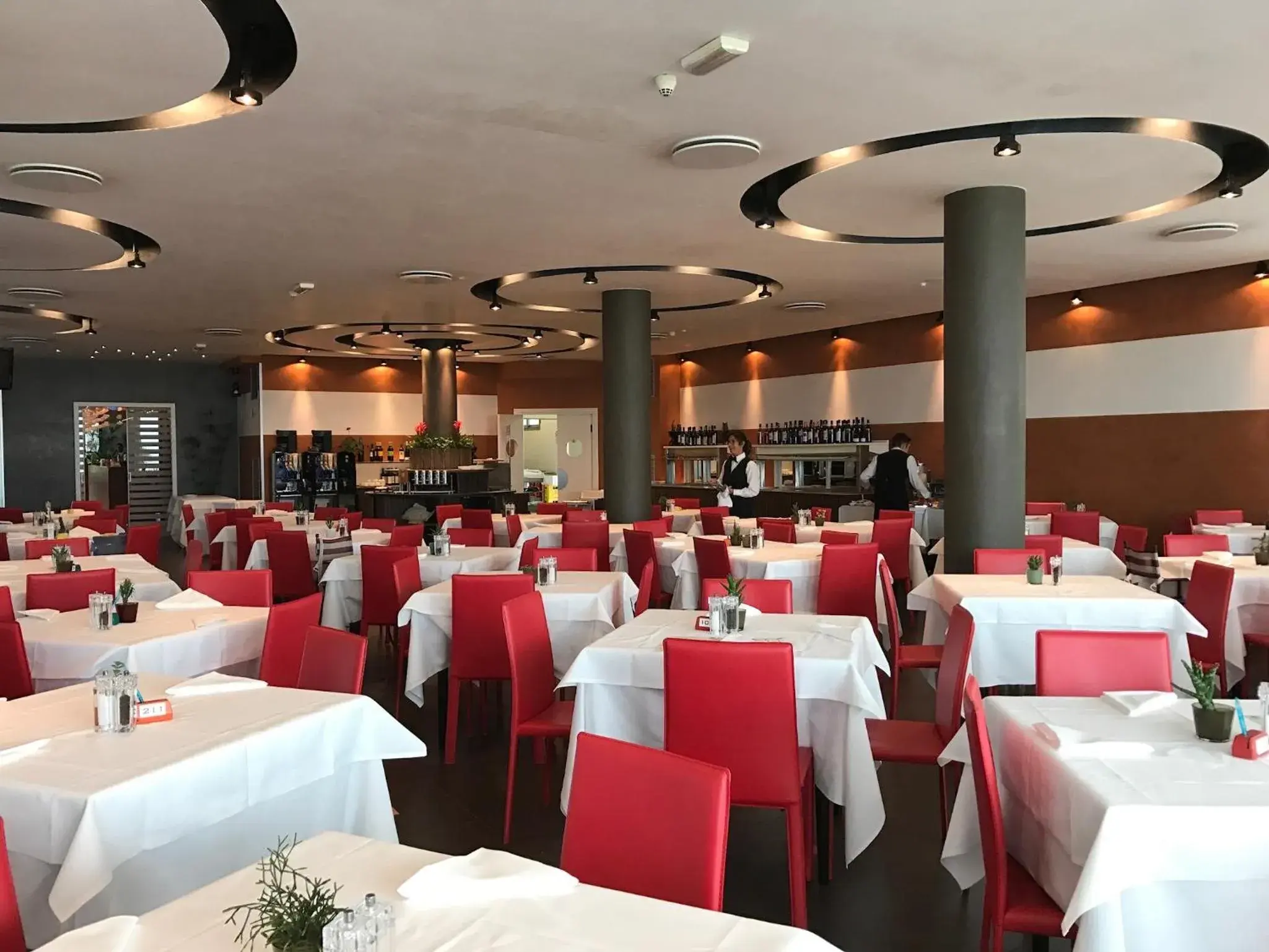 Restaurant/Places to Eat in Hotel Adlon