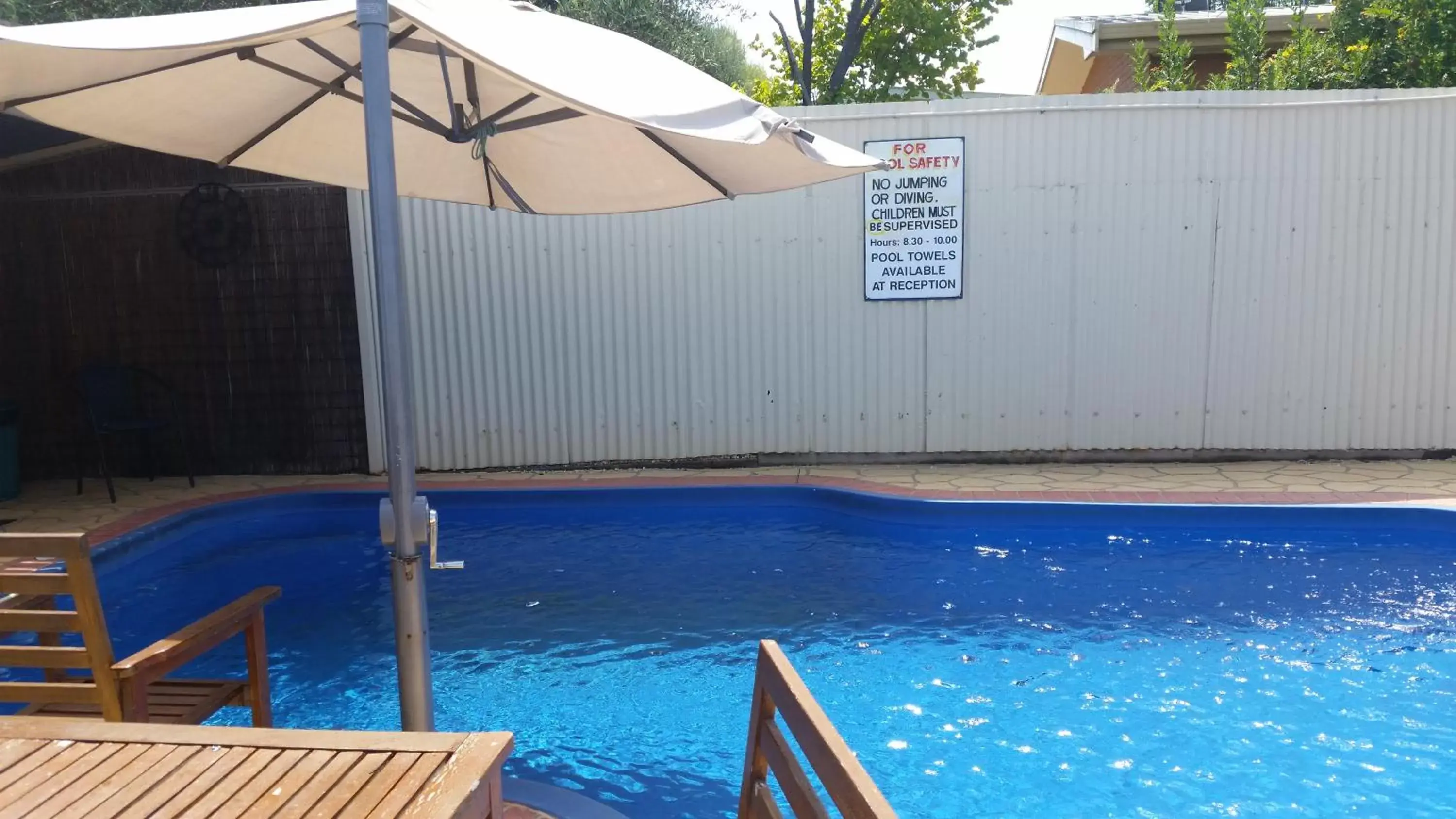 Swimming Pool in Sun Centre Motel