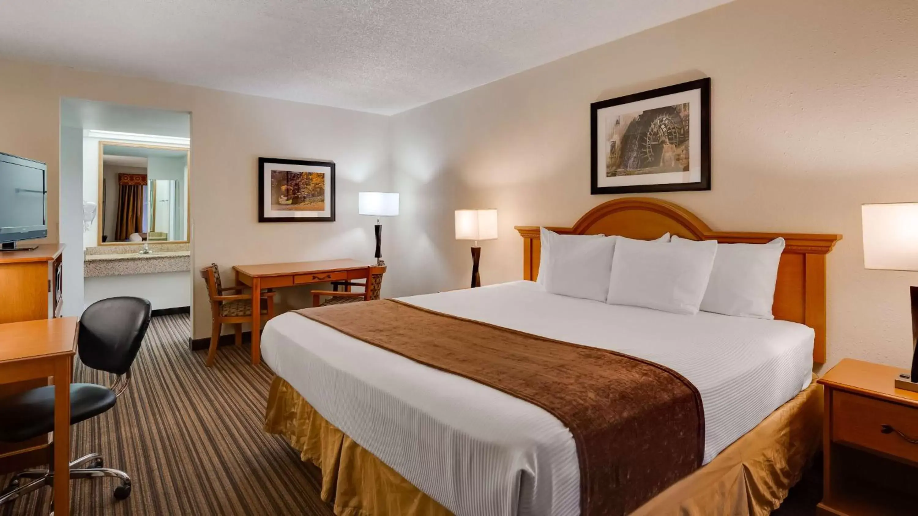 Photo of the whole room, Bed in Best Western War Bonnet Inn