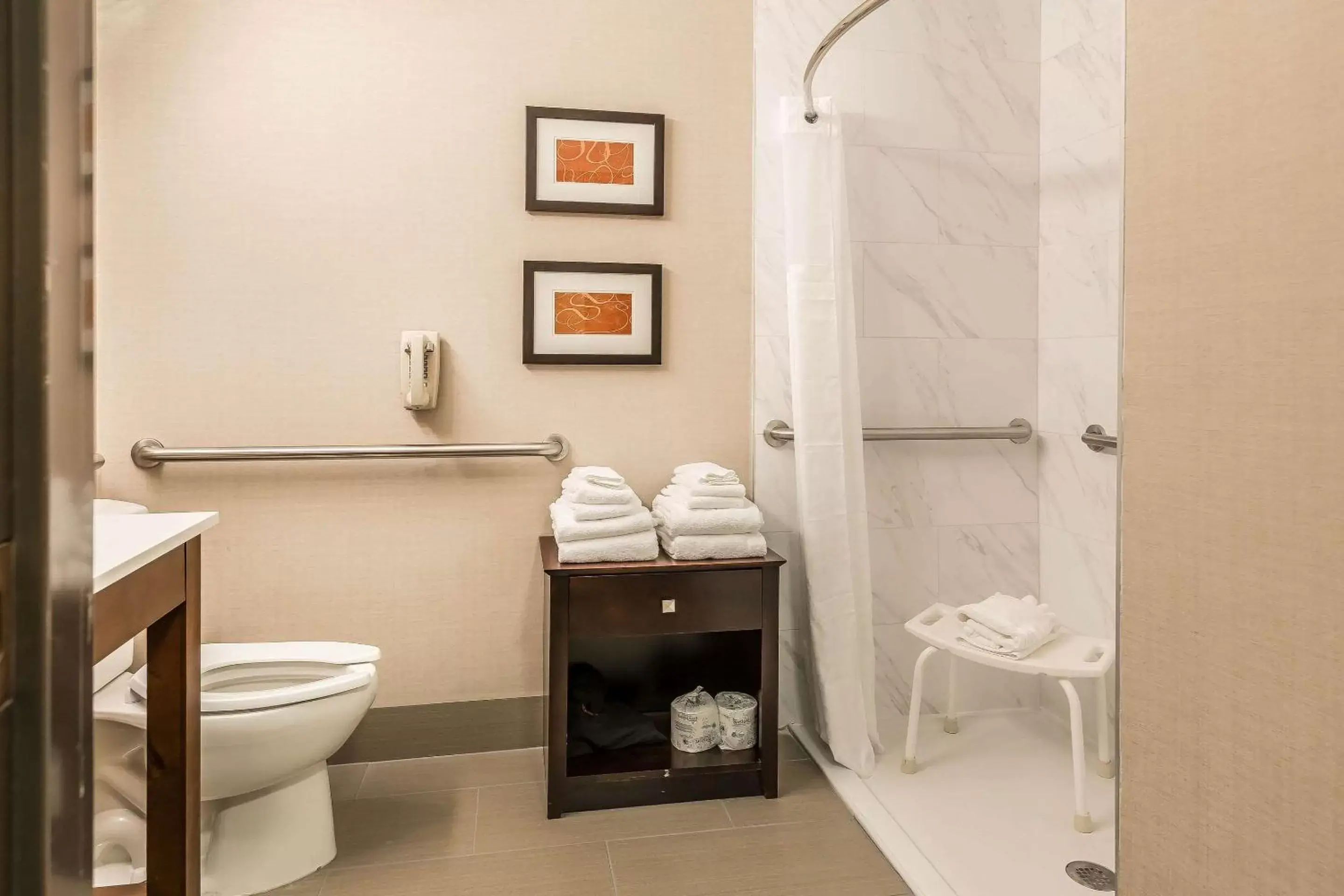 Bedroom, Bathroom in Comfort Suites North Fort Wayne