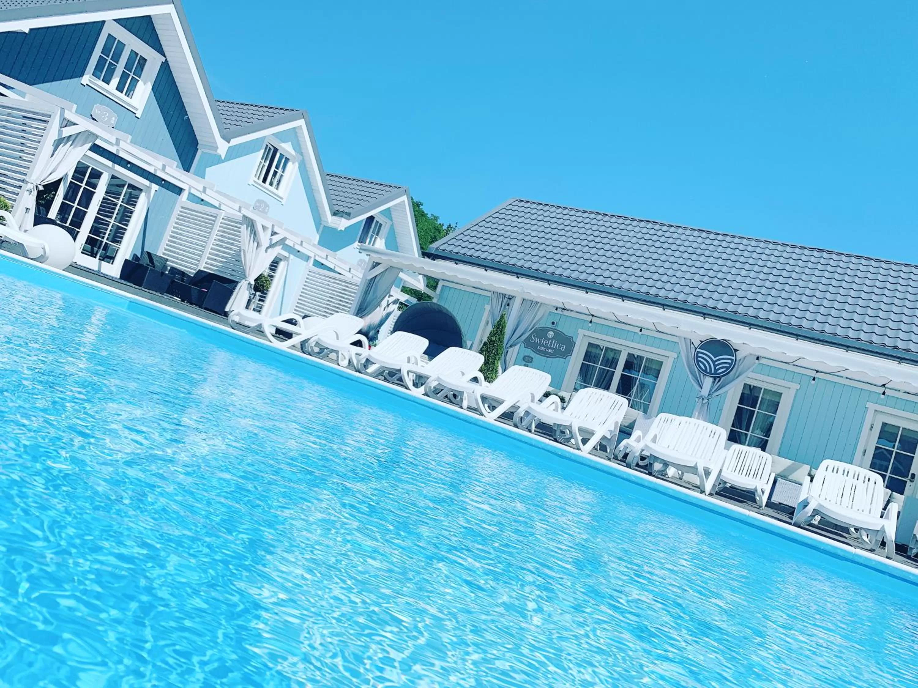 Property building, Swimming Pool in Baltic Family - domki całoroczne nad morzem basen kidsclub rowery