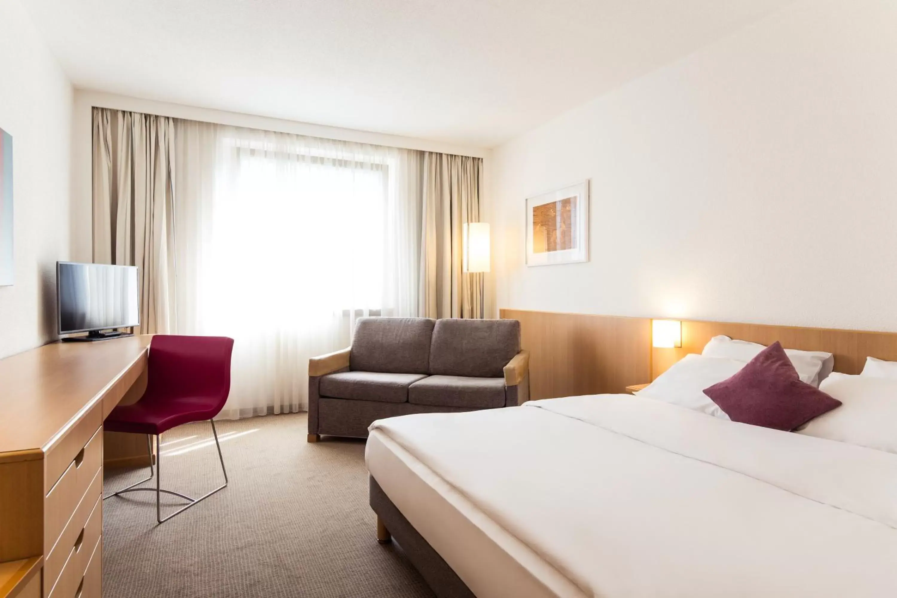 Photo of the whole room, Bed in Novotel Düsseldorf City West