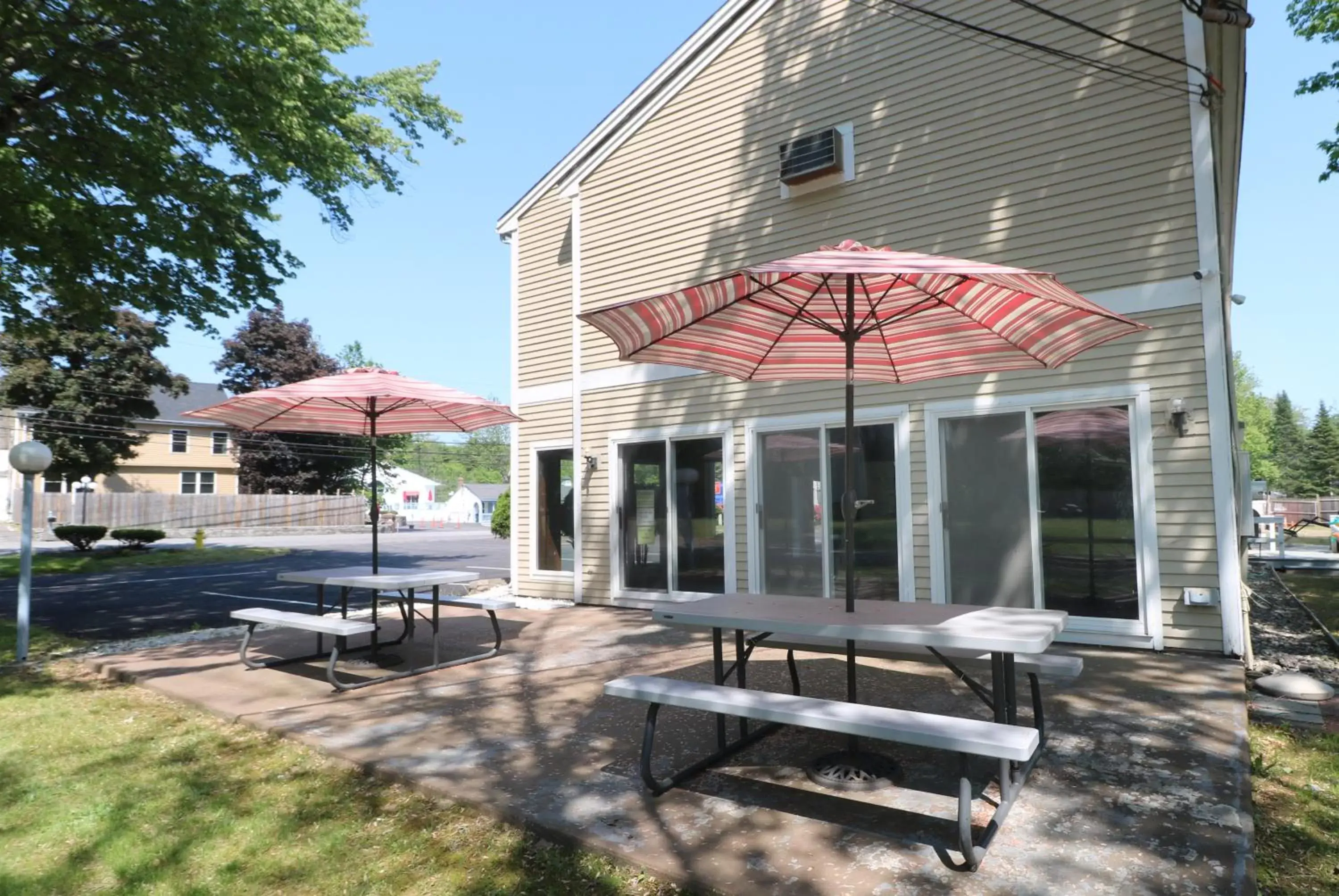 Patio, Swimming Pool in Classic Inn