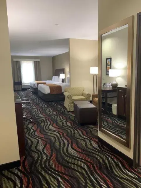 Photo of the whole room, Bed in Comfort Suites Beaumont I-10