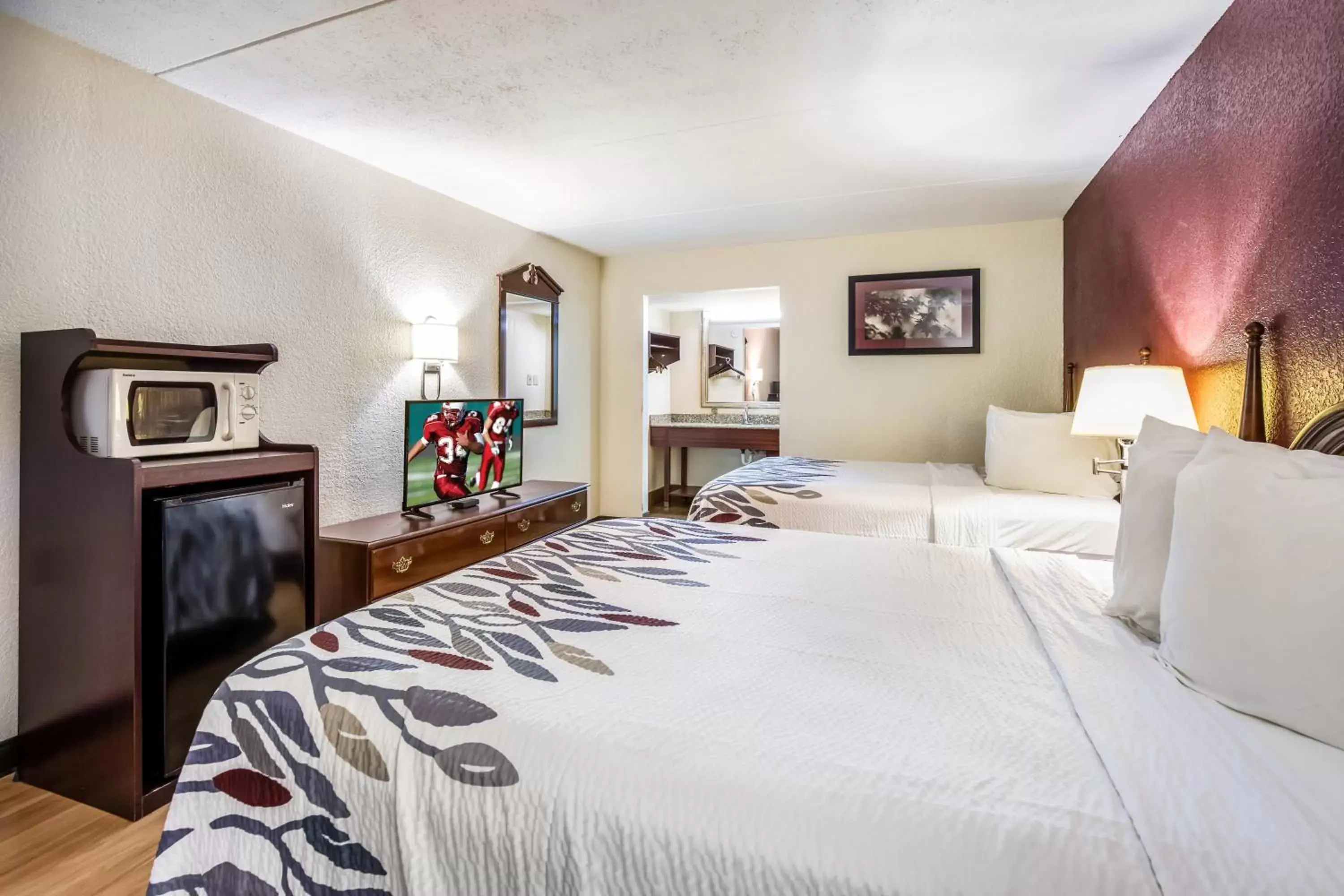 Photo of the whole room, Bed in Red Roof Inn Caryville