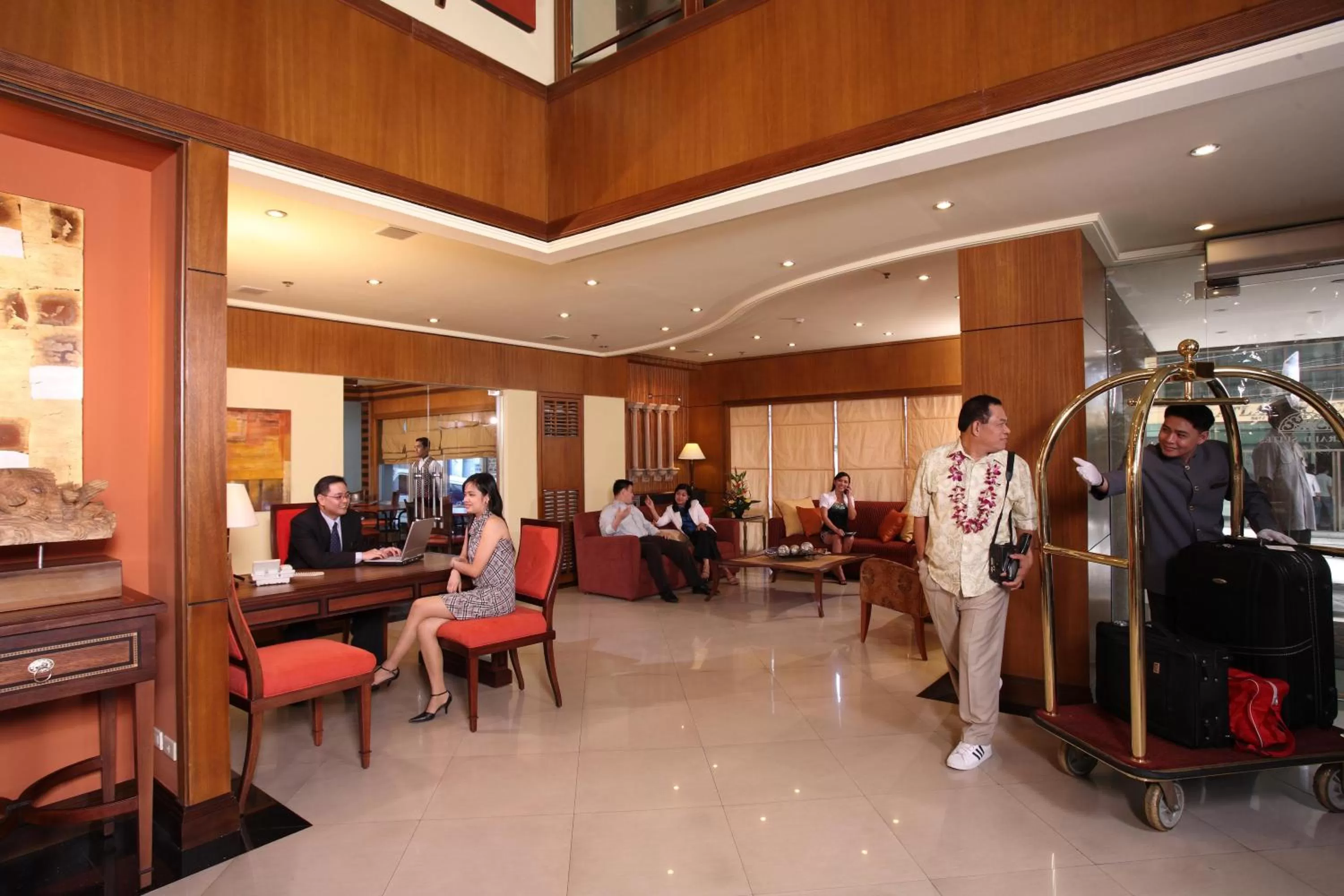 People in Herald Suites Solana