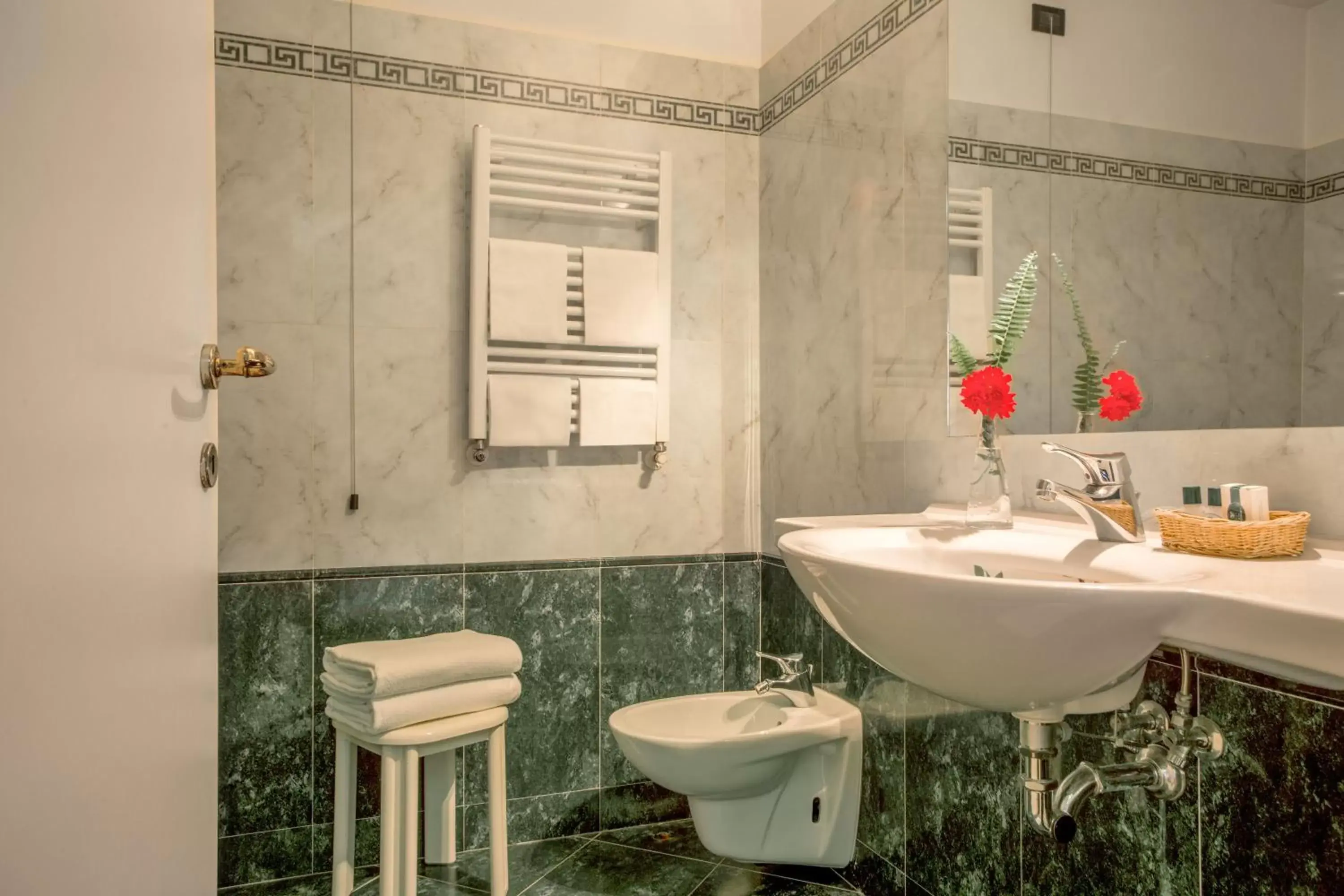 Shower, Bathroom in Hotel Verdeborgo
