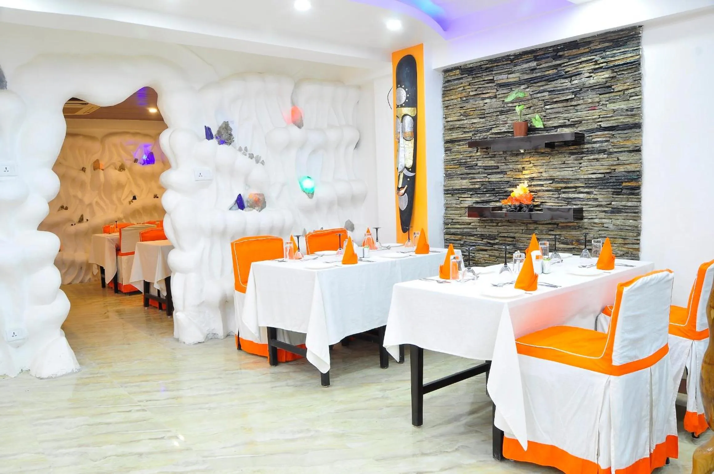 Restaurant/places to eat in Royal Penguin Boutique Hotel & Spa