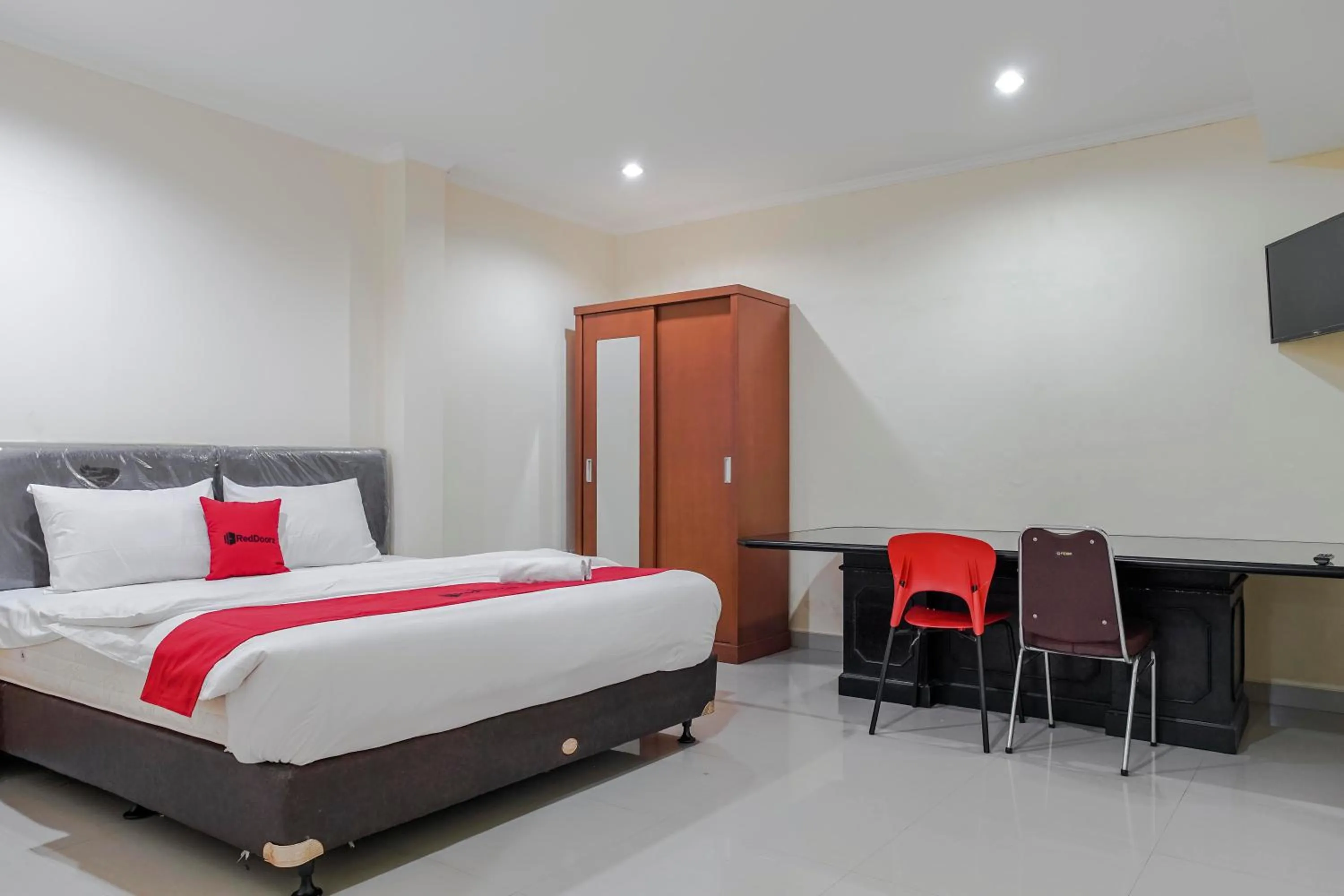 Bedroom, Bed in RedDoorz @ Jalan Biak Roxy Jakarta