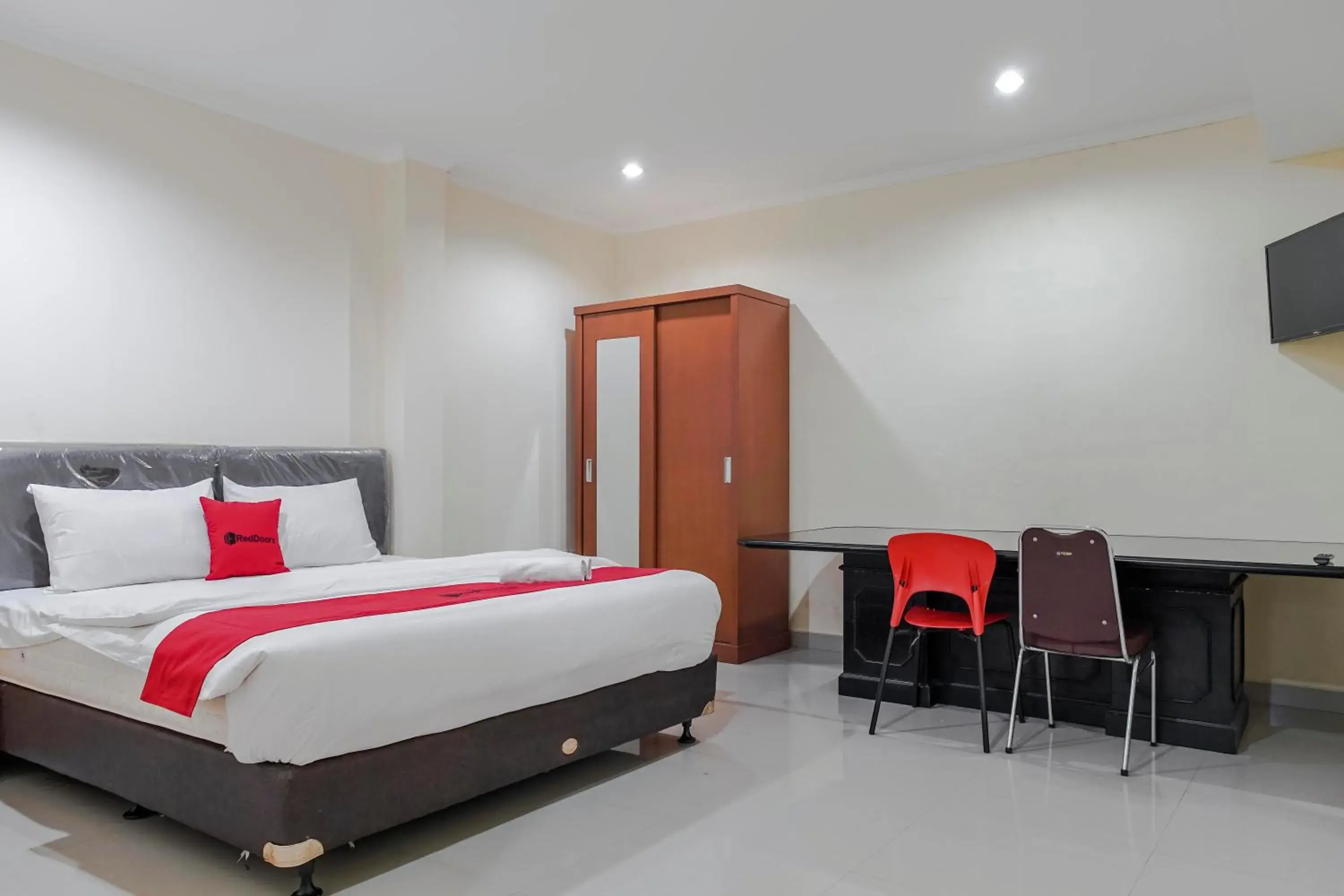 Bedroom in RedDoorz @ Jalan Biak Roxy Jakarta