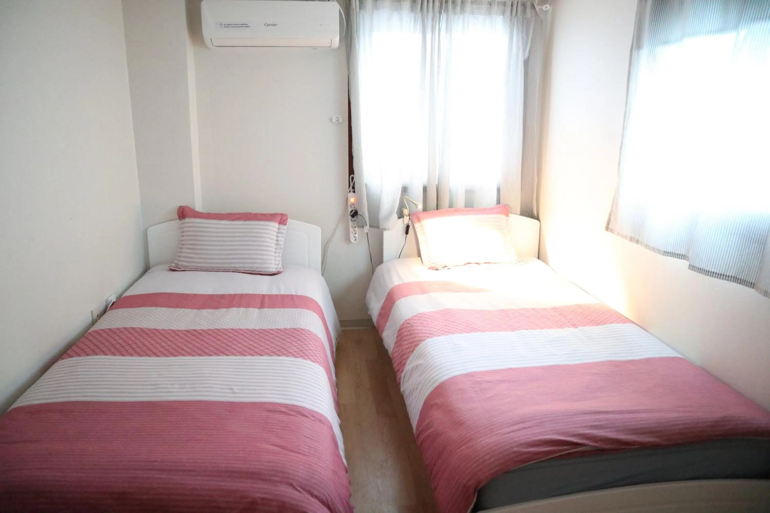 Photo of the whole room, Bed in Jeong House