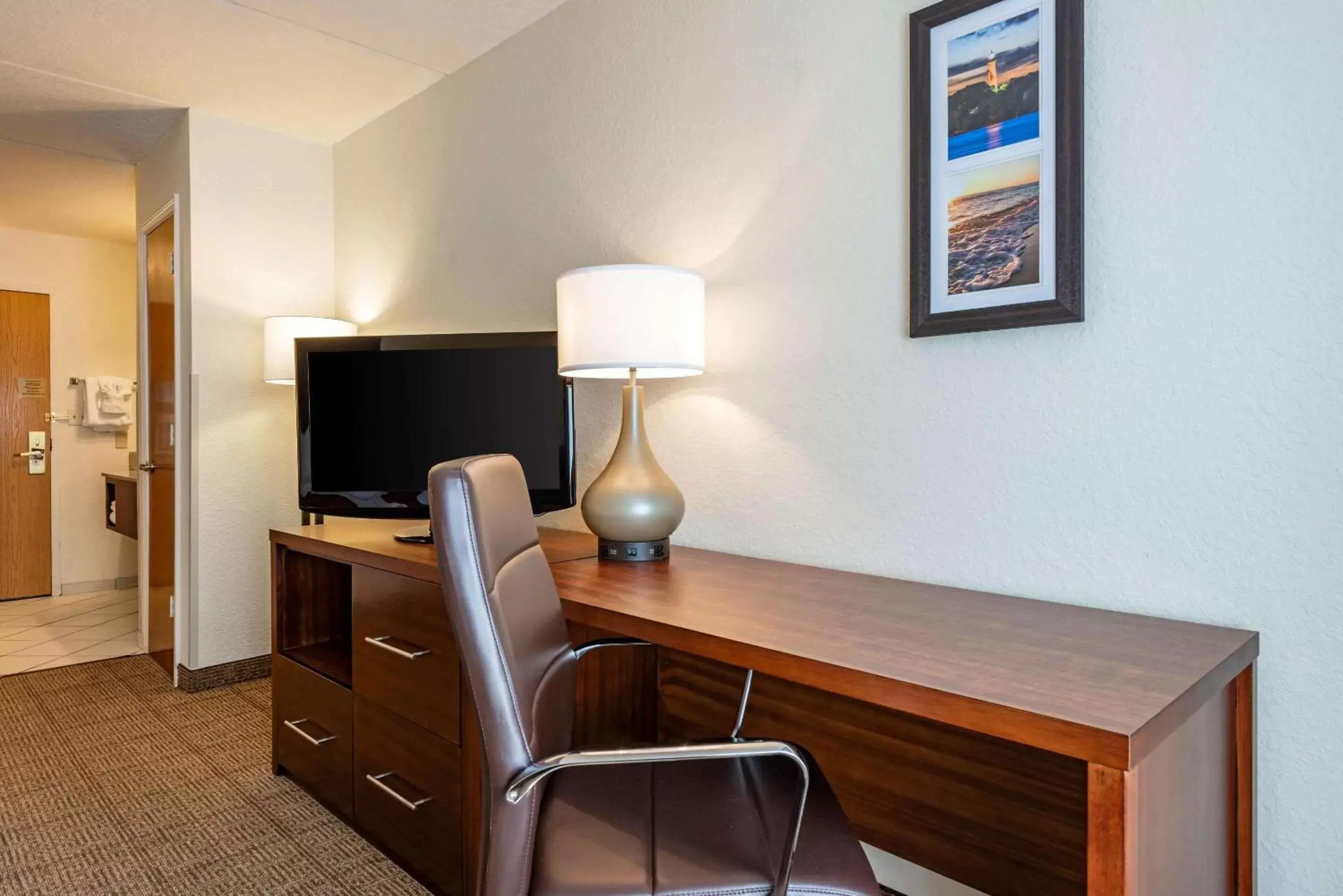 Photo of the whole room, TV/Entertainment Center in Comfort Inn Kissimmee-Lake Buena Vista South