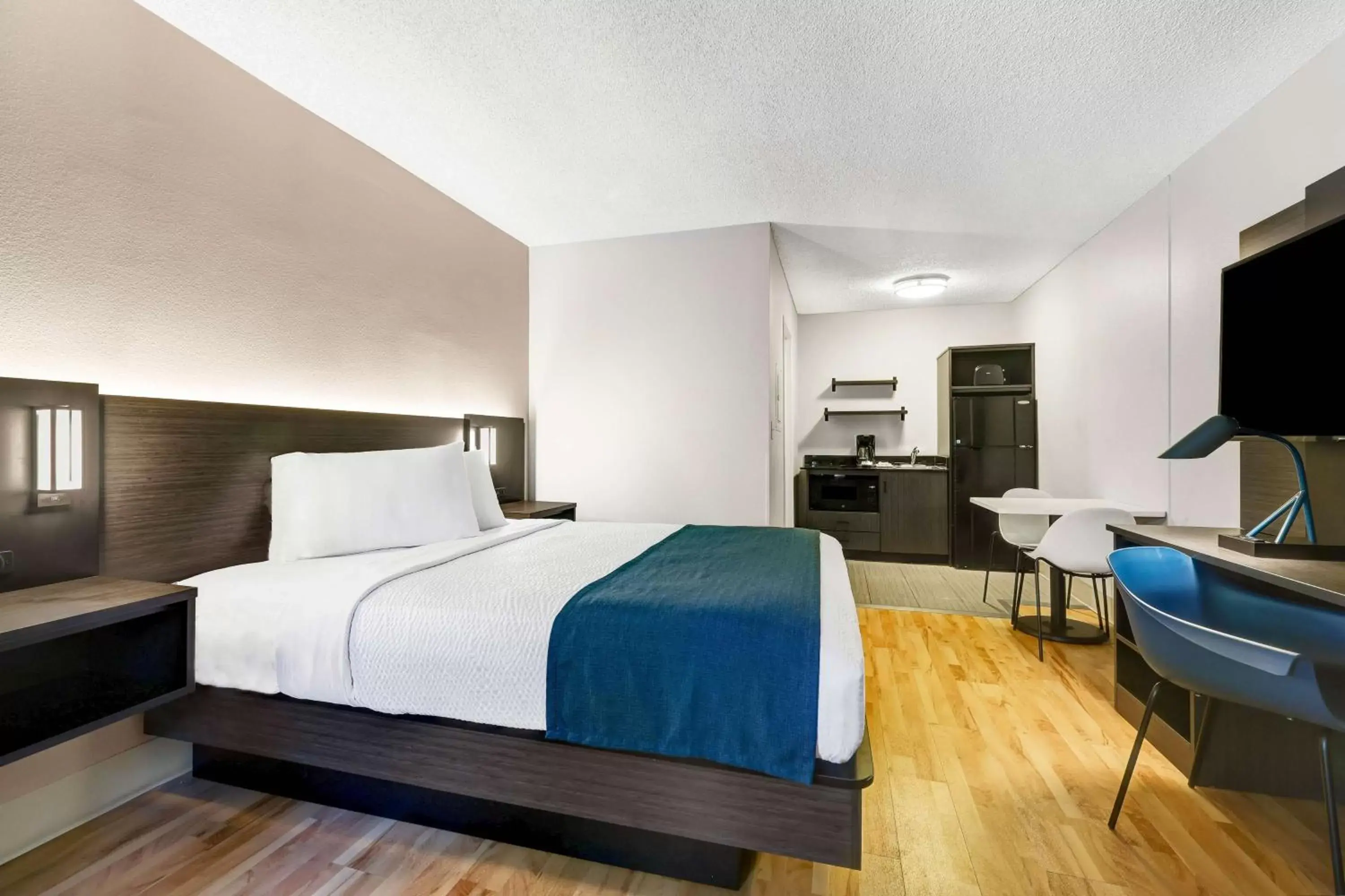 Photo of the whole room, Bed in Studio 6-Mountlake Terrace, WA - Seattle