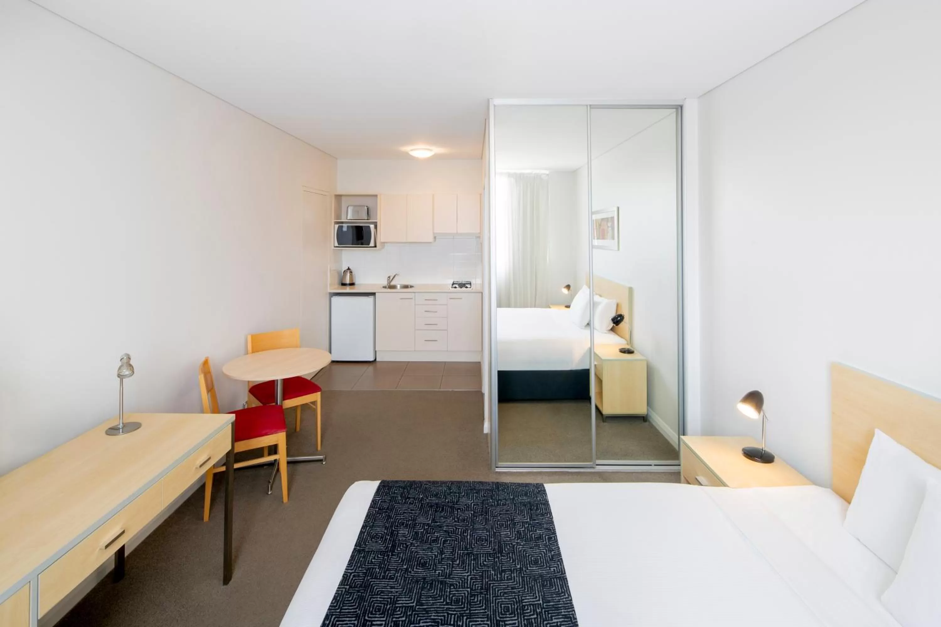 Kitchen or kitchenette, Bed in Mantra Castle Hill Sydney, an Accor Hotel