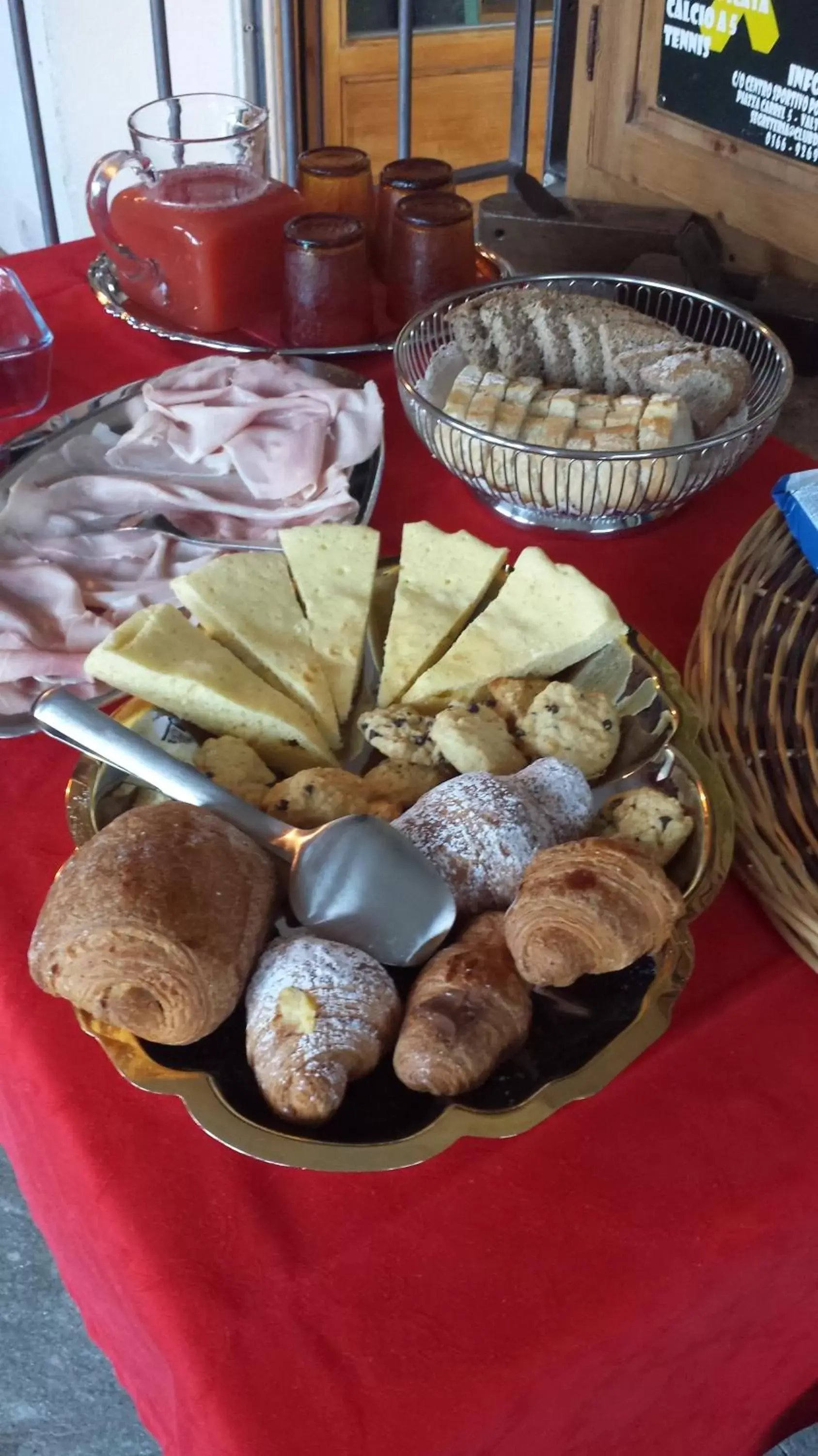 Buffet breakfast, Food in Le Lierre
