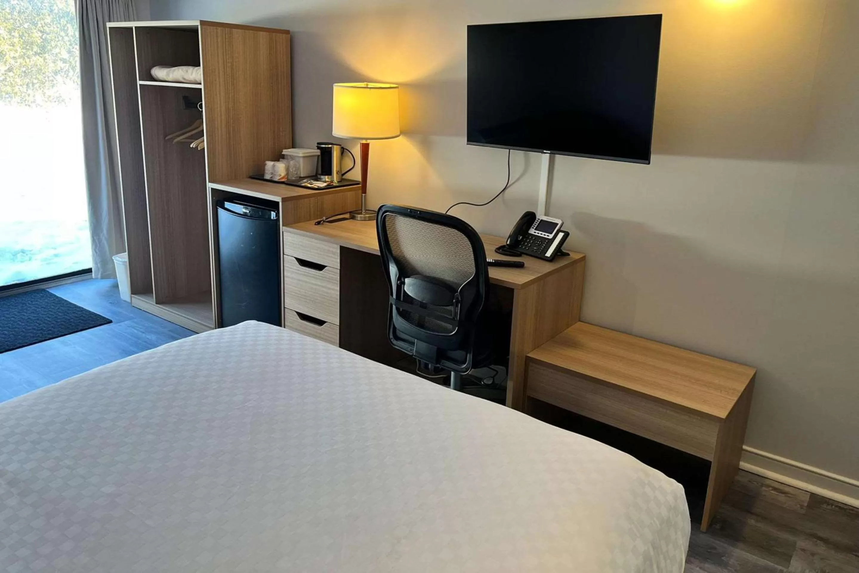 Bedroom, Bed in Econo Lodge Airport Quebec