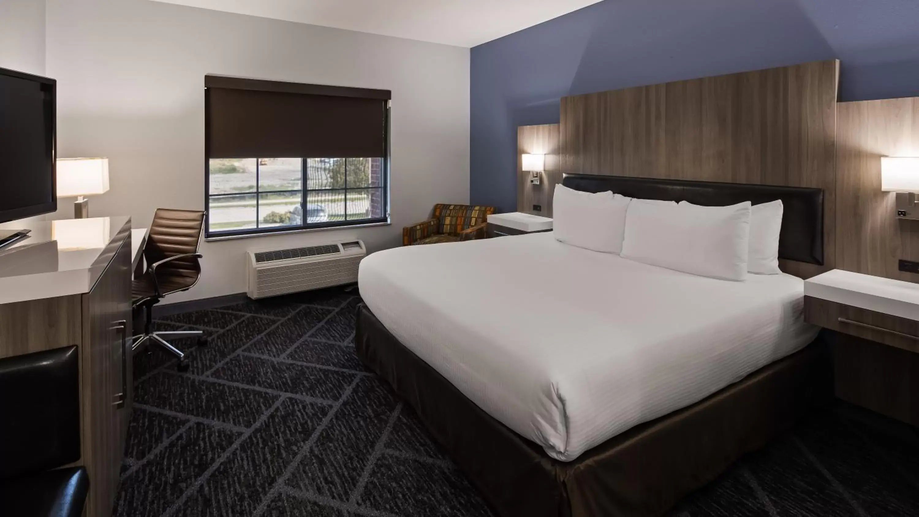 Bed in Best Western Plus Appleton Airport Mall Hotel