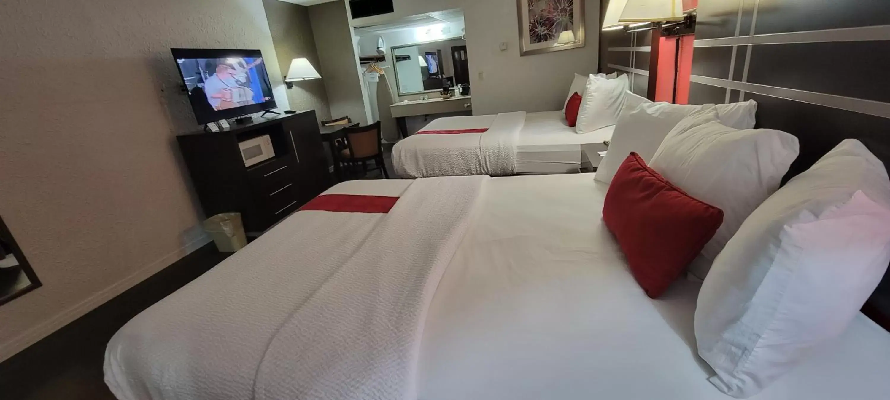 2 Queen Beds, Pool Access, Non-Smoking in Ramada by Wyndham Mountain Home