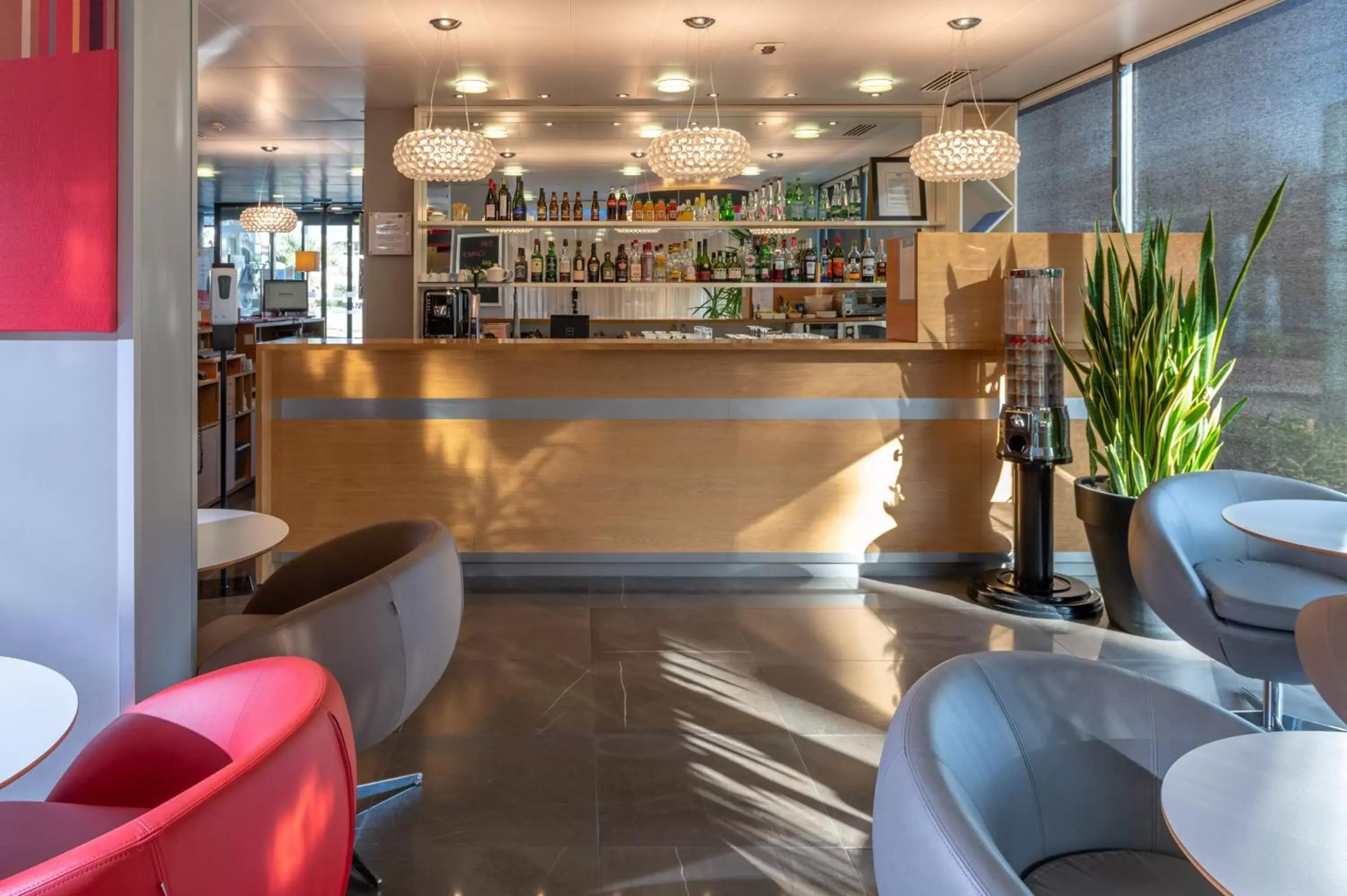 Lounge or bar, Lounge/Bar in Holiday Inn Express Saint-Nazaire, an IHG Hotel