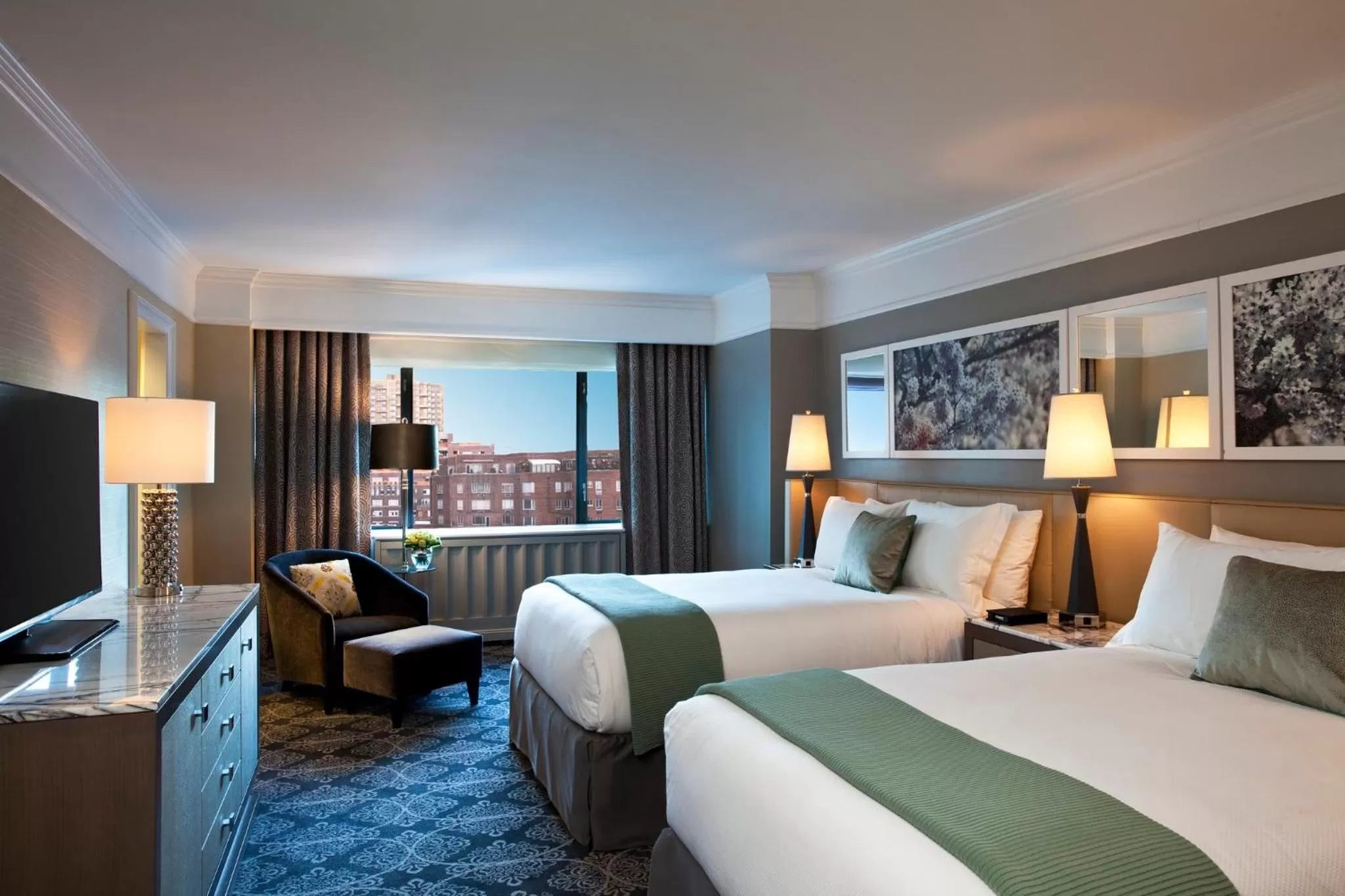 Photo of the whole room, Bed in Loews Regency New York Hotel
