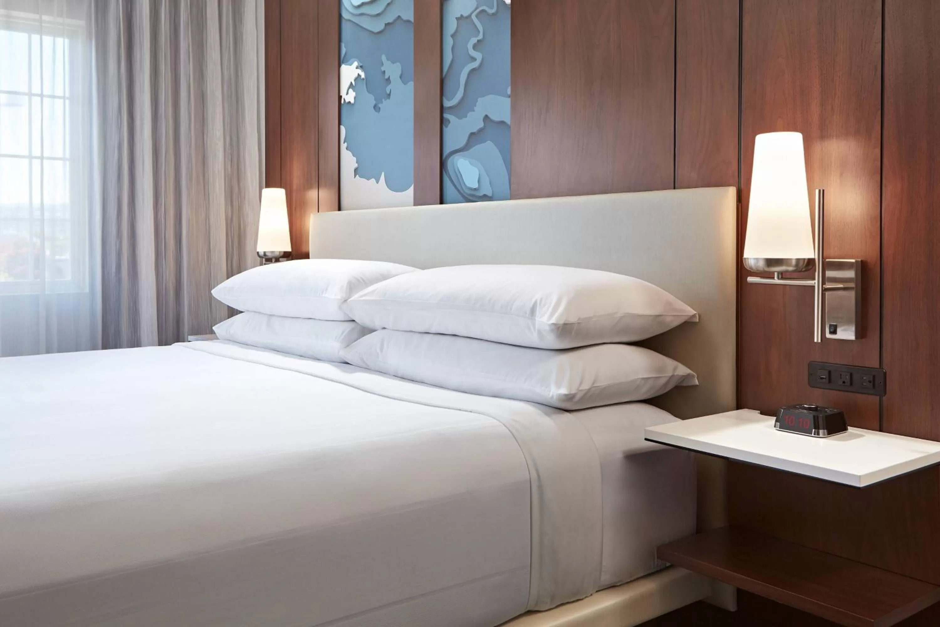 Photo of the whole room, Bed in San Mateo Marriott San Francisco Airport