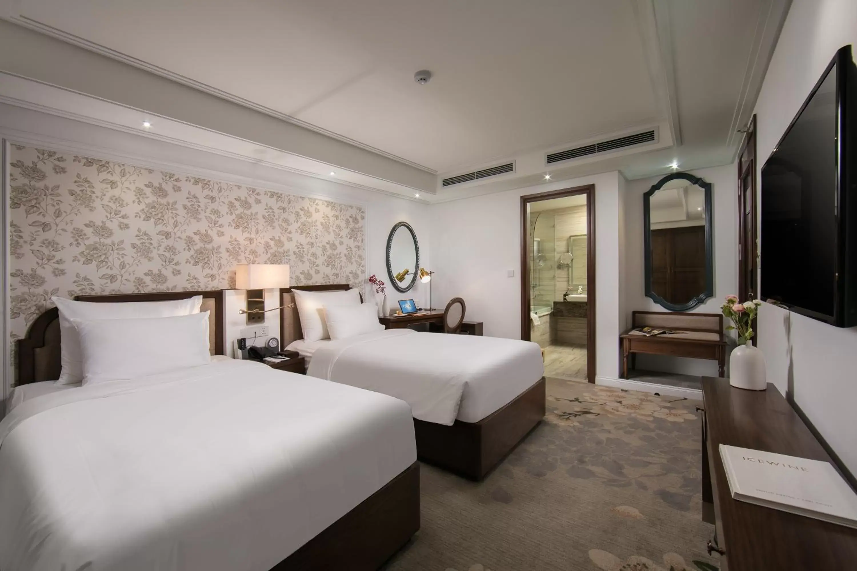 Bed in The Oriental Jade Hotel