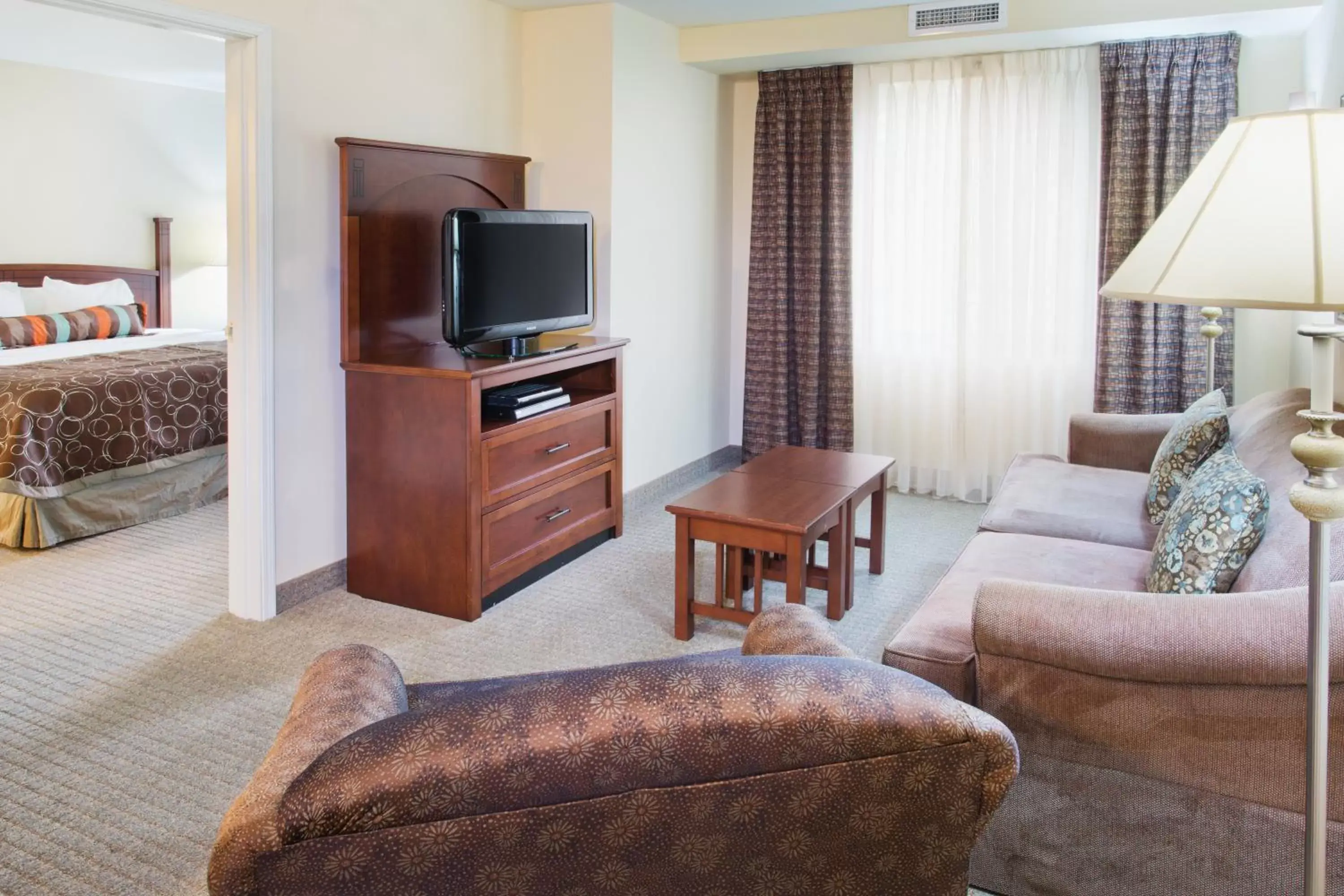 Bedroom, Lounge/Bar in Staybridge Suites Everett - Paine Field, an IHG Hotel