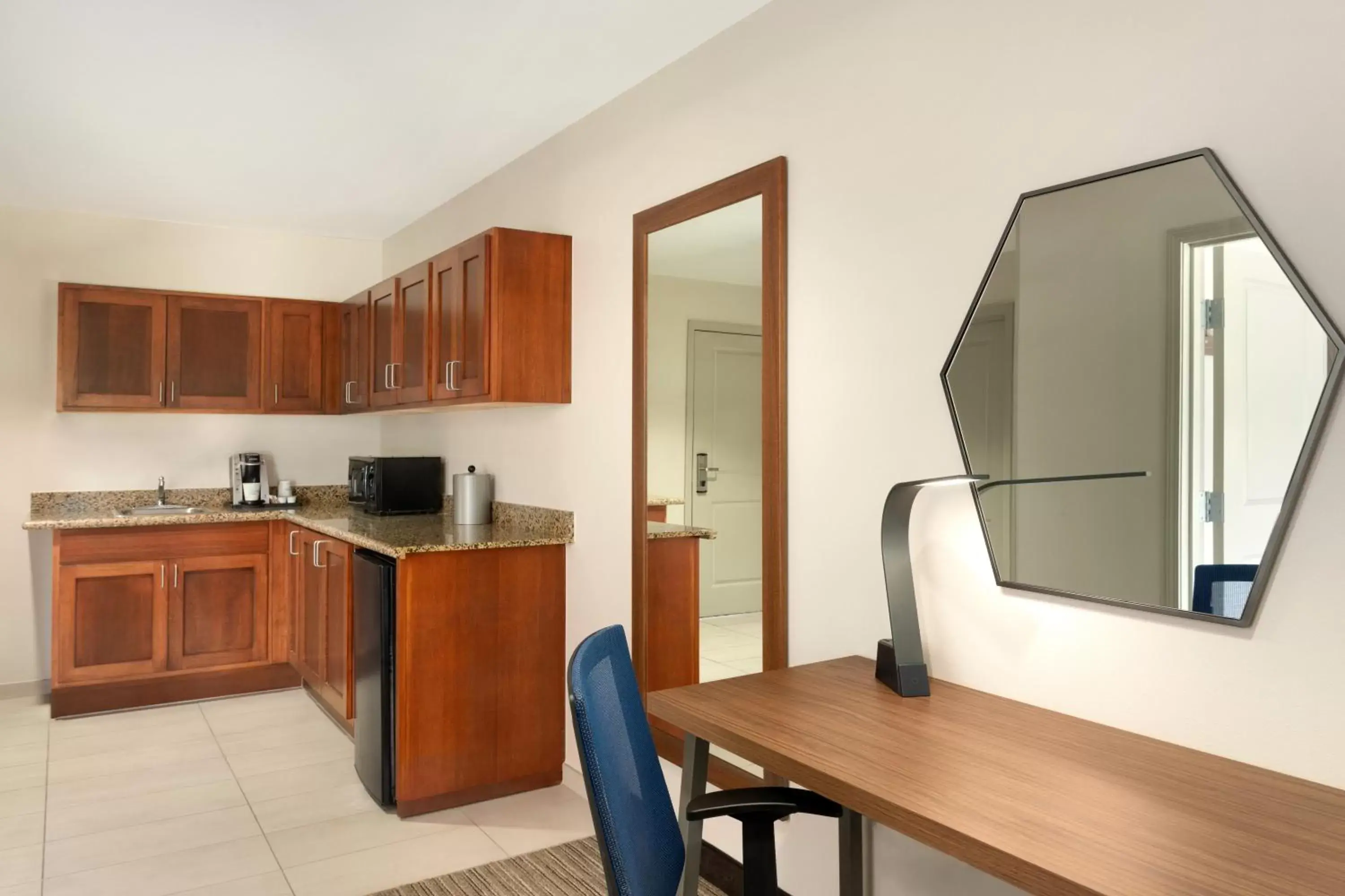 Photo of the whole room, Kitchen/Kitchenette in Holiday Inn Express & Suites Searcy, an IHG Hotel