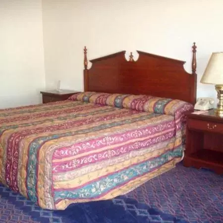 Bed in Paragon Inn Hillsboro