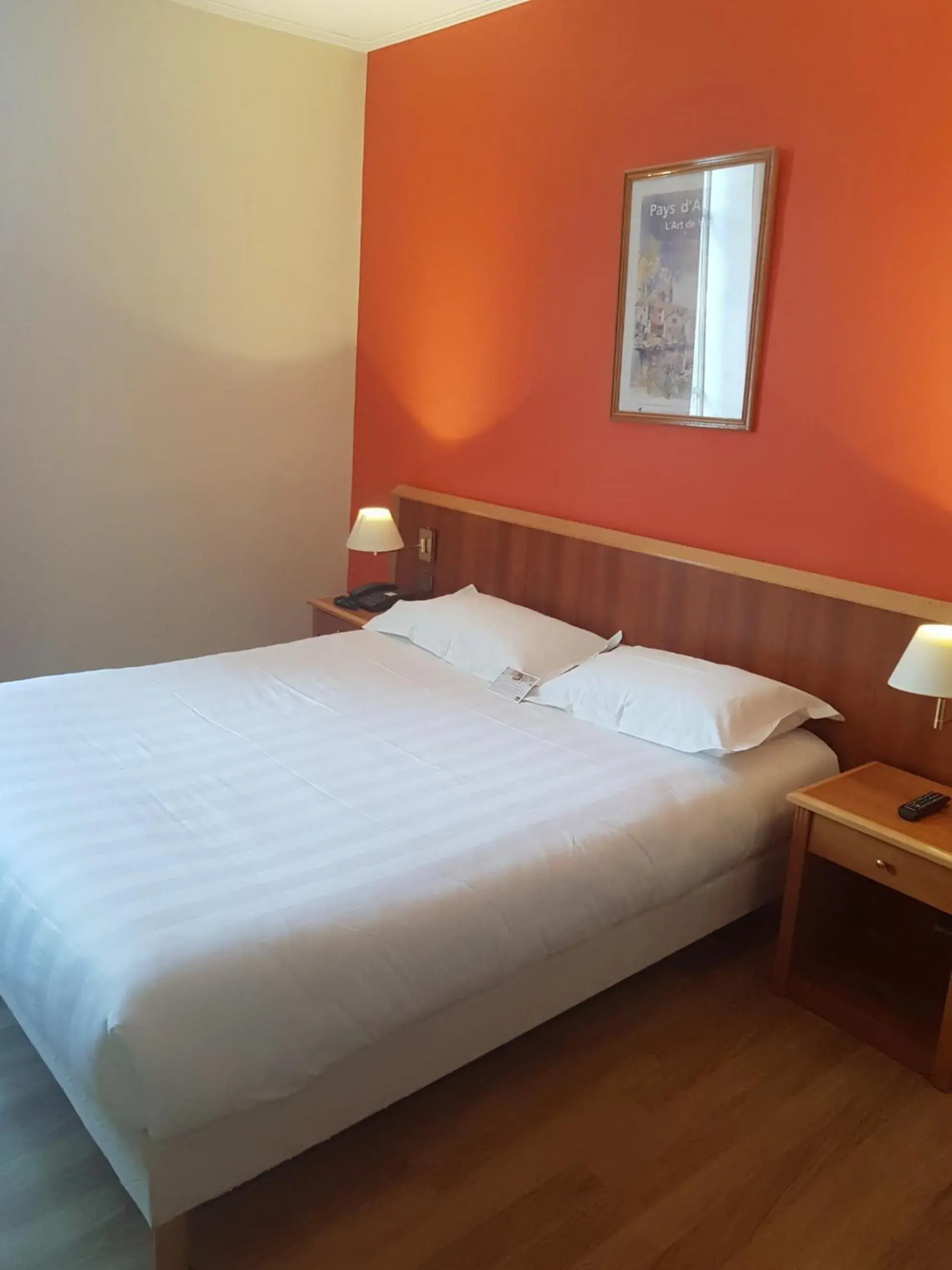 Bed in The Originals Boutique, Grand Hotel Saint-Pierre, Aurillac (Qualys-Hotel)