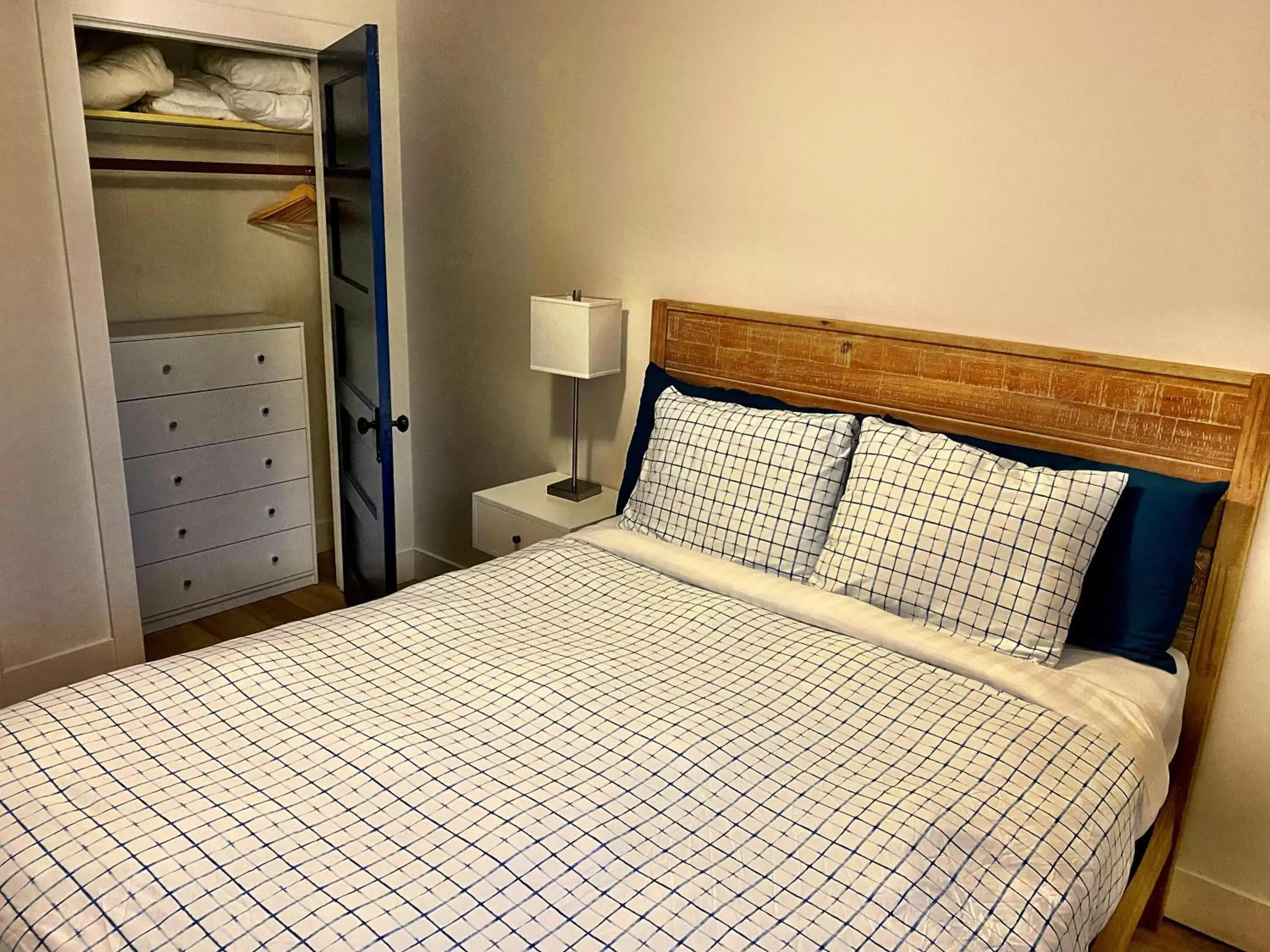 Bedroom, Bed in San Dune Inn