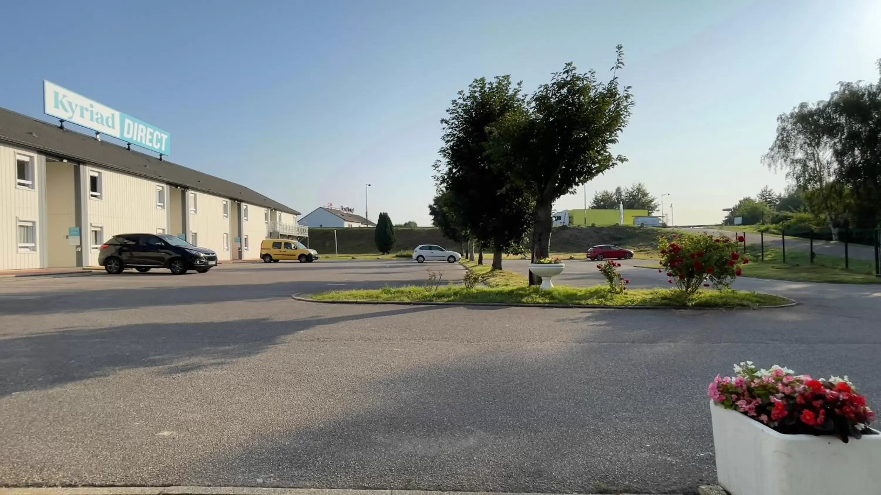 Property Building in Kyriad Direct Val de Reuil