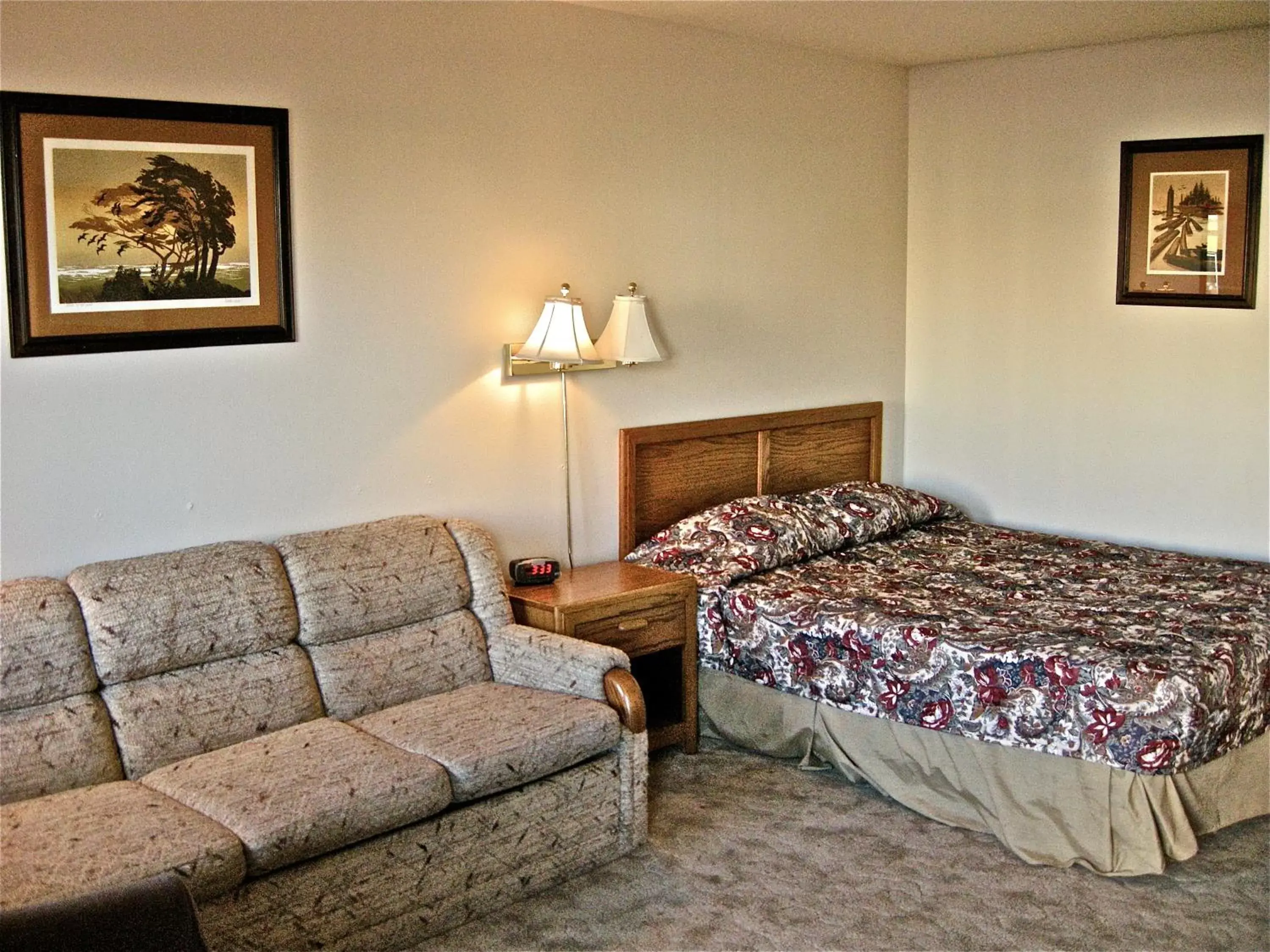 Photo of the whole room, Bed in Knights Inn - Baker City