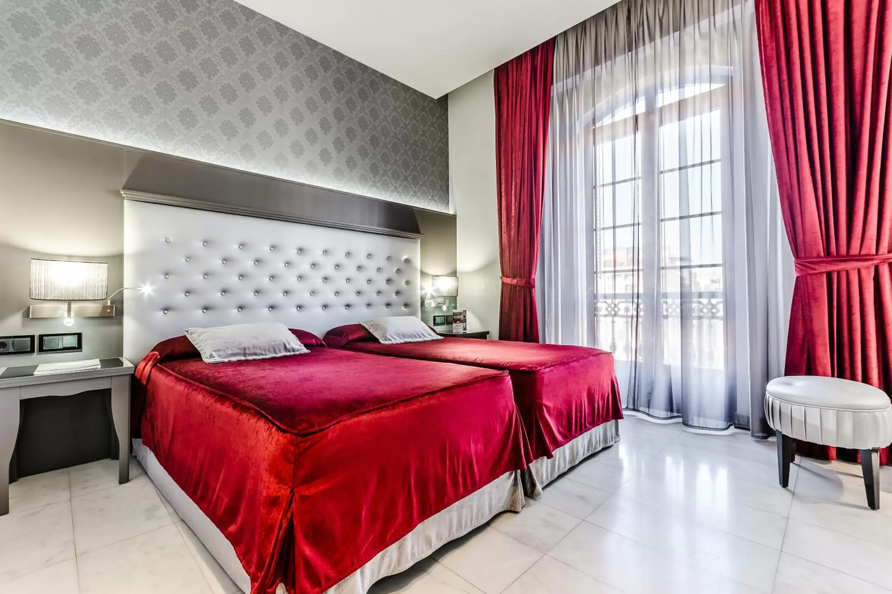 Photo of the whole room, Bed in Hotel Ciutadella Barcelona