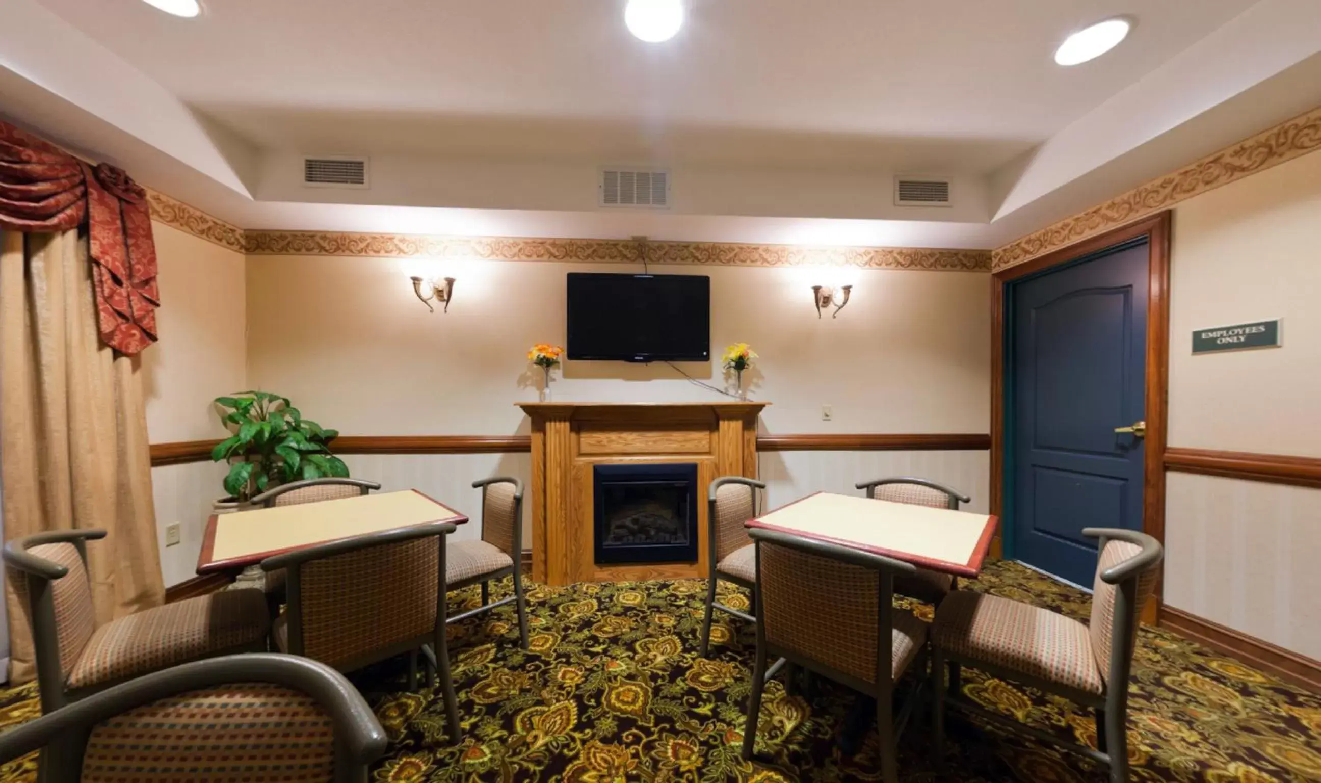 Restaurant/places to eat, TV/Entertainment Center in Wingate By Wyndham
