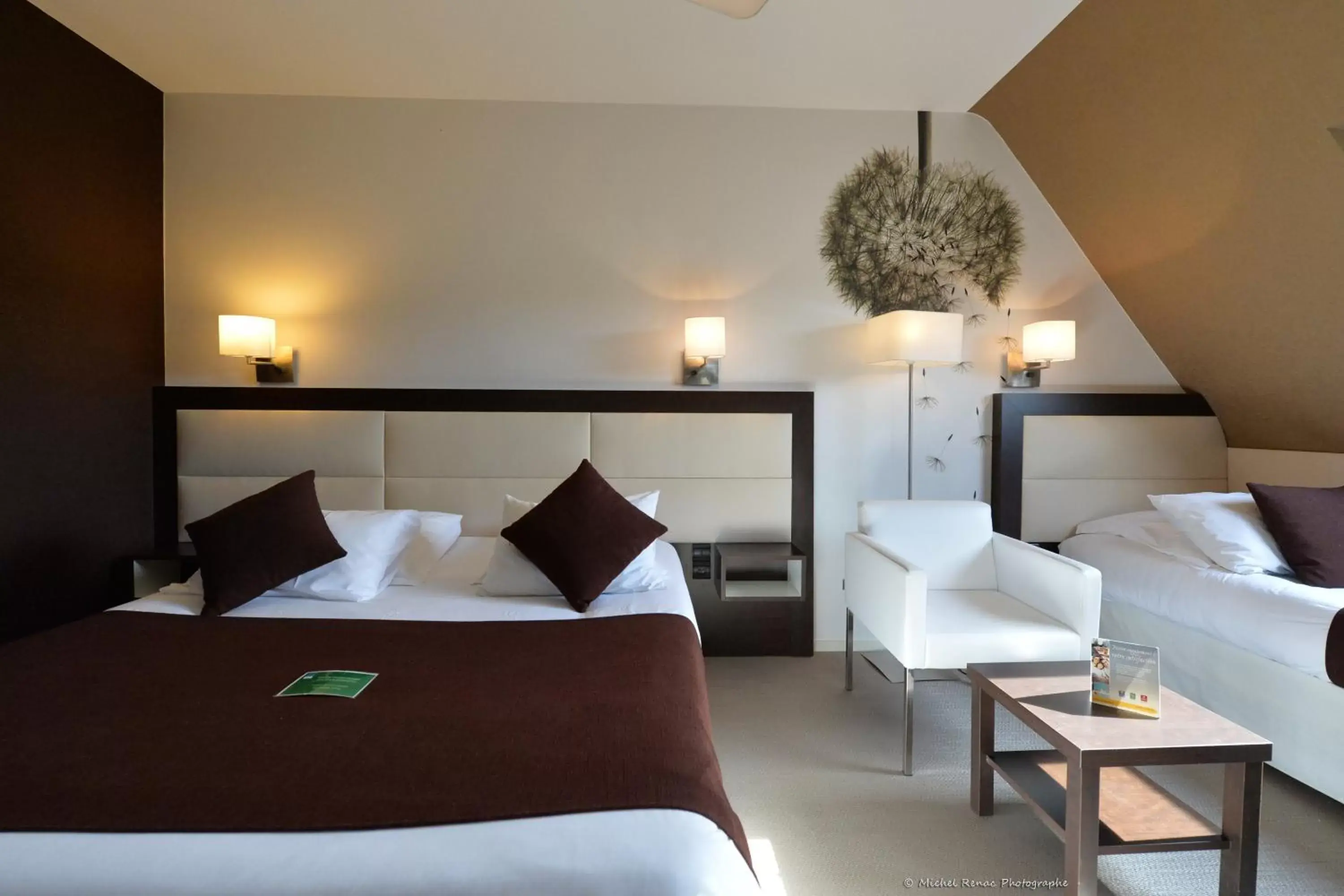 Bedroom, Bed in Quality Hotel La Marebaudière Vannes Centre