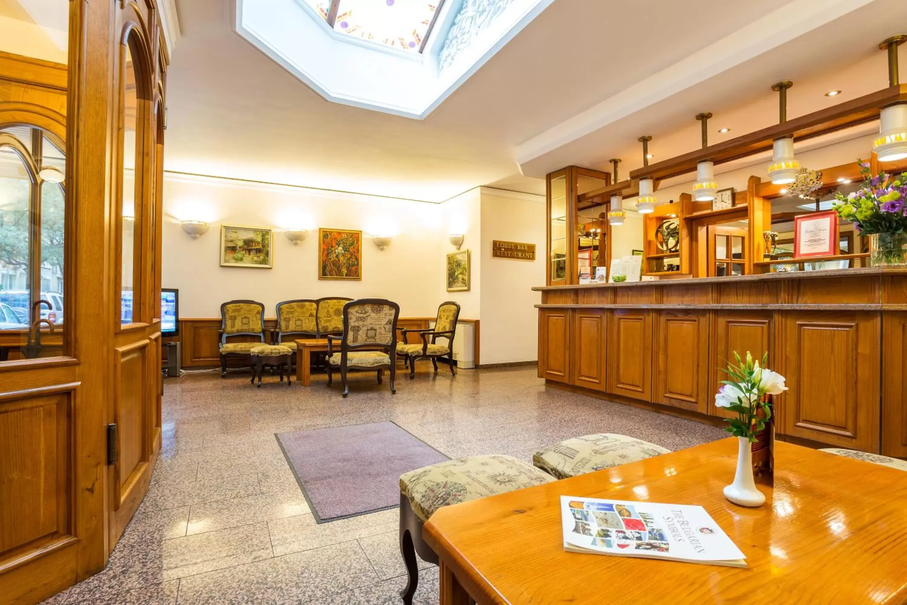 Lobby or reception, Lounge/Bar in Geneva Hotel