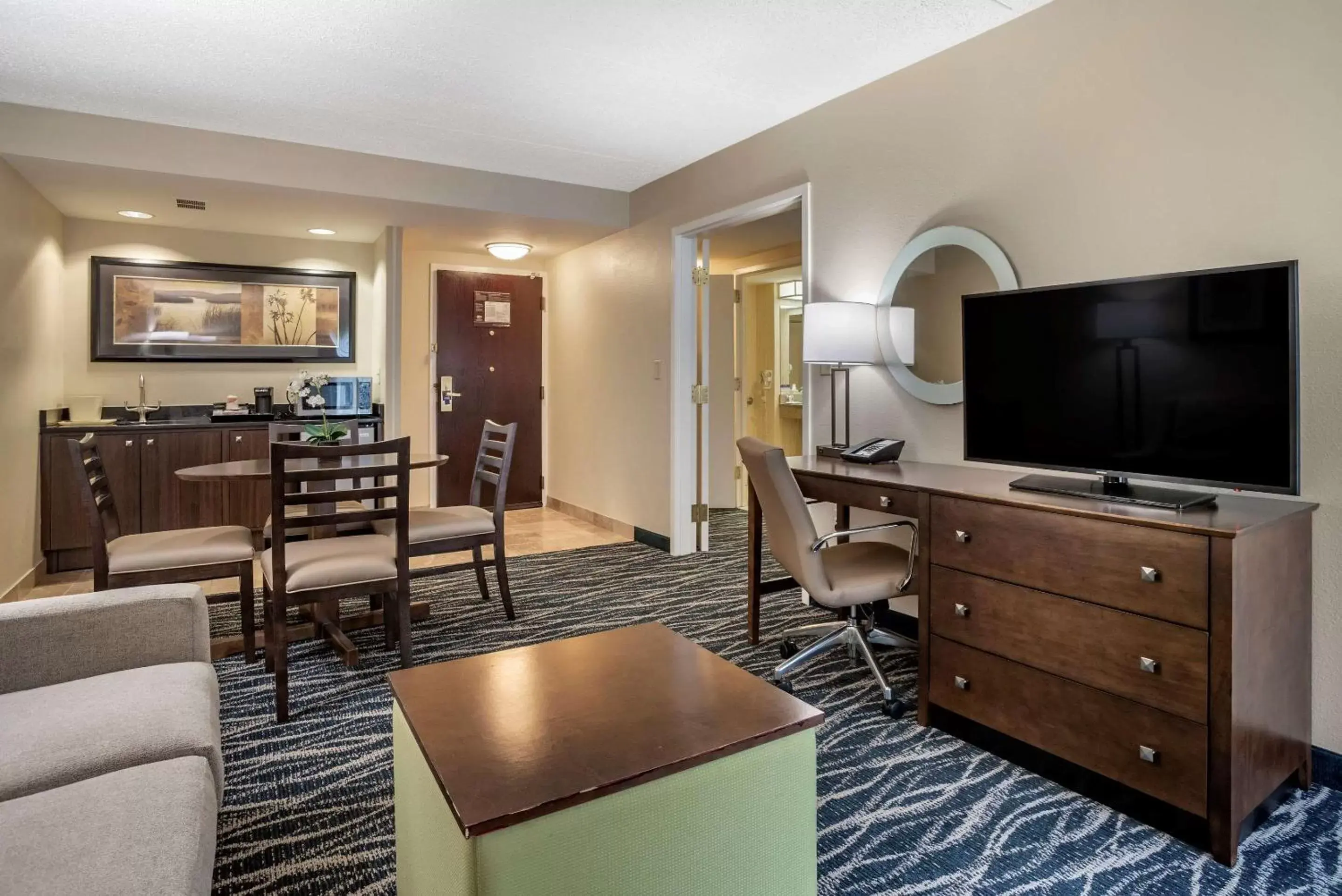 Photo of the whole room, TV/Entertainment Center in Comfort Inn and Suites Newark