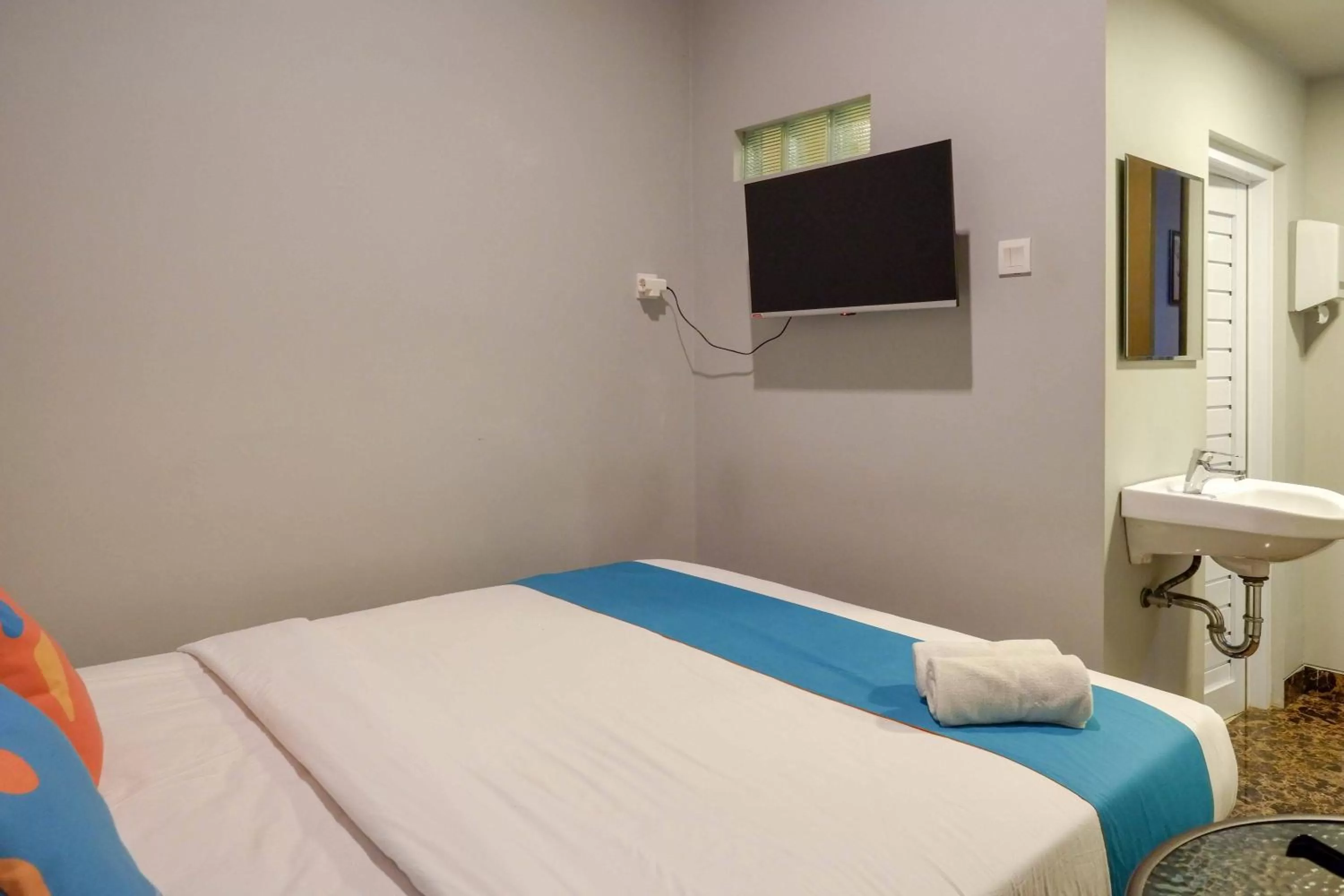 Bedroom, Bed in Sans Hotel Empress Simpang Lima