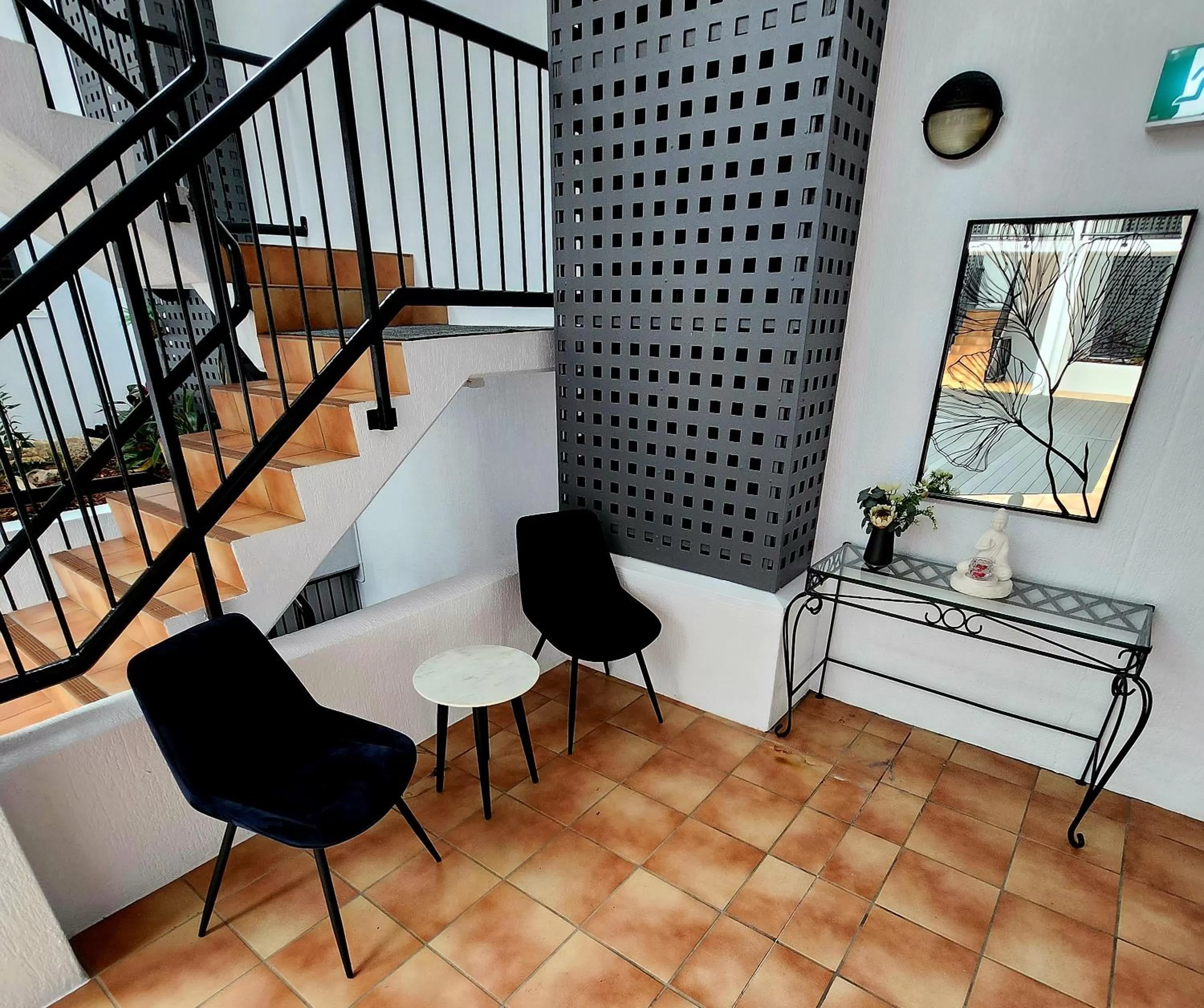 Seating area in Villa Vaucluse Apartments