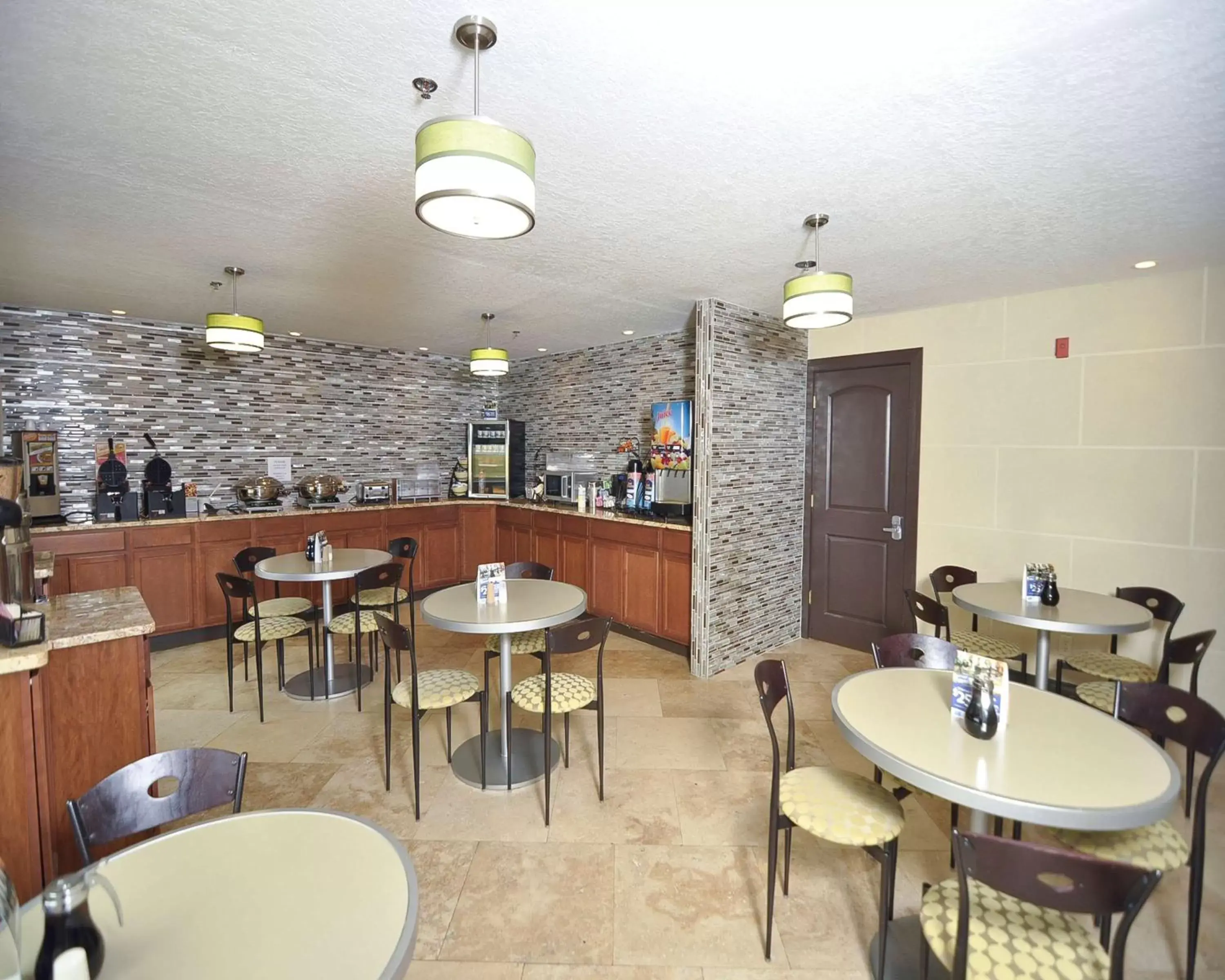 Restaurant/places to eat, Lounge/Bar in Best Western Norwalk