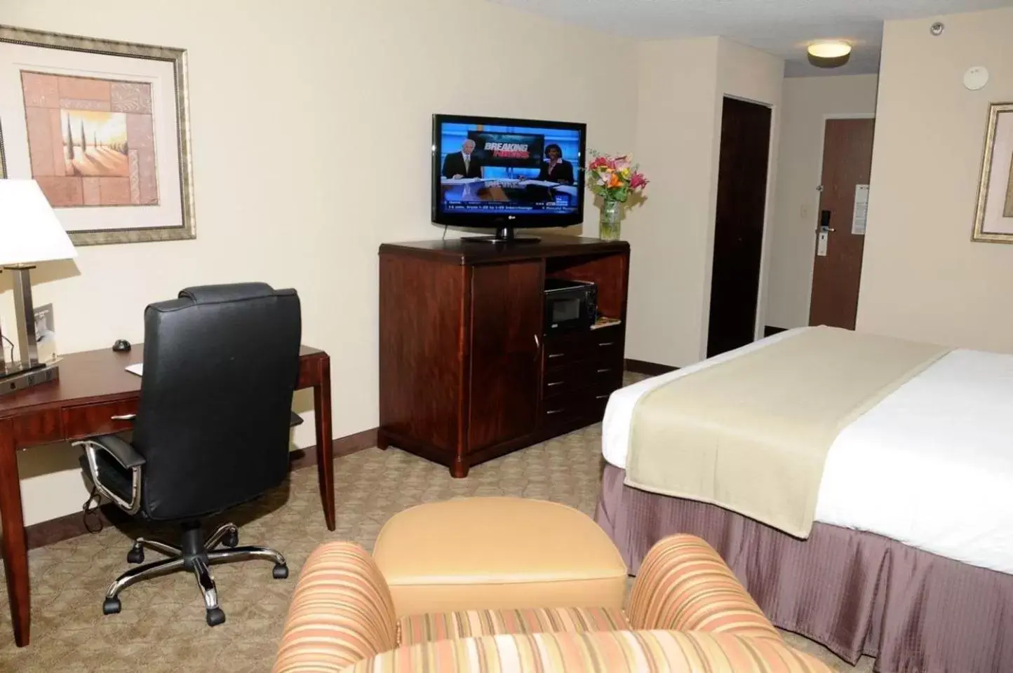 Photo of the whole room, TV/Entertainment Center in Holiday Inn Express Peachtree Corners-Norcross, an IHG Hotel
