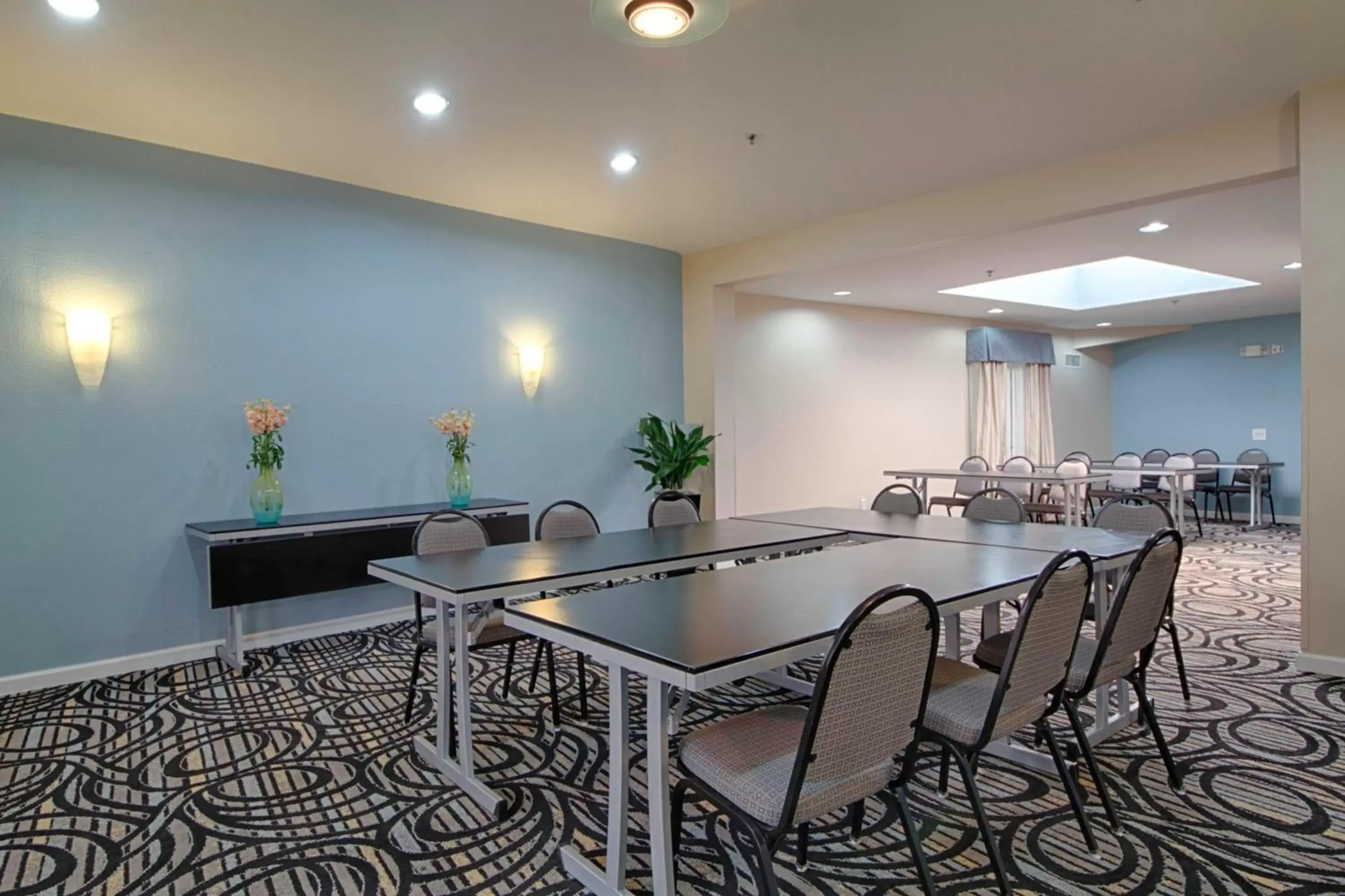 Meeting/conference room in Holiday Inn Express Hotel & Suites Solana Beach-Del Mar, an IHG Hotel