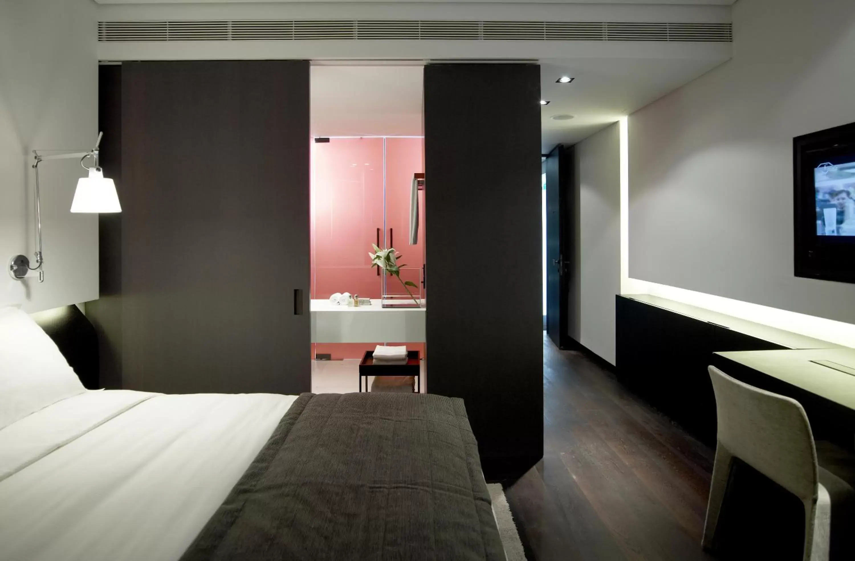 Bedroom, Bed in The Met Hotel Thessaloniki, a Member of Design Hotels